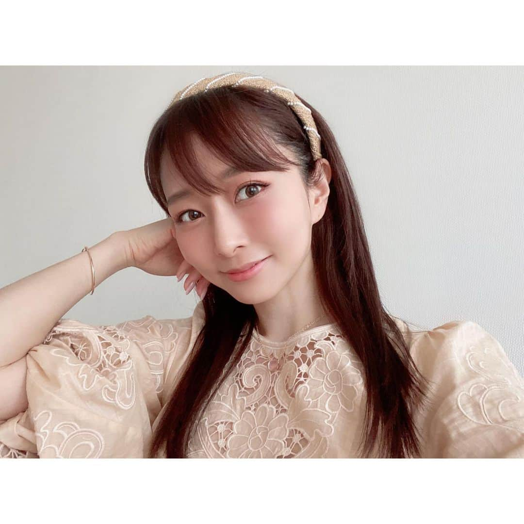 石井美保さんのインスタグラム写真 - (石井美保Instagram)「Newカチューシャ😊 靴もバッグもラフィア素材のアイテムにばかり目がいく今シーズン。 カチューシャもラフィアのものを見つけました！(2枚目にタグ付けしてあります)ラフィア×パールって新しい💫 カチューシャをする時は、ピアスはしないか、つけたとしても存在感の小さいもの。そうするとガチャガチャしないでカチューシャを主役にできます。」4月24日 18時09分 - miho_ishii