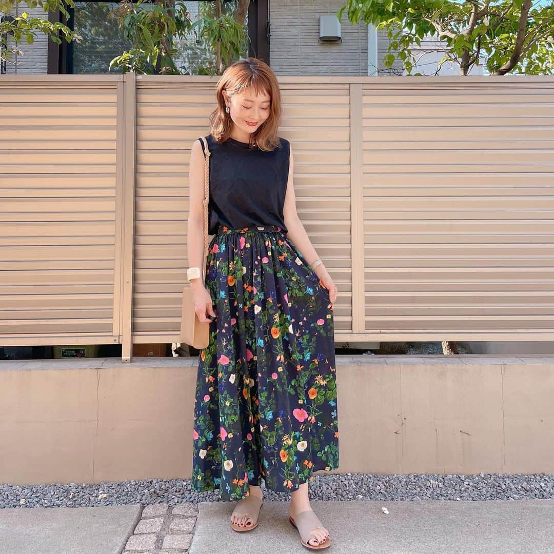 Kikuno Sayumiさんのインスタグラム写真 - (Kikuno SayumiInstagram)「〻flower skirt〻 ・ ・ ・ @noisemaker_jpn のボタニカル柄スカート❁⃘ 伝統的なプリント産地である京都で仕上げたから、こんなに発色が良いそう。他にはないオリジナルの柄も素敵😍 ・ この柄を活かしたいからトップスはシンプルなのが好き◎ ブラックやブラウン合わせで大人っぽくしてみたよ。 ・ 1年中着られる素材感。秋冬はニットやスウェット、ブーツとかでカジュアルに着るのも可愛いなぁ♡ 🗝 210424c このコードで全ての商品代金が10％オフ になるみたい✨（4月24日0時から5月1日23時59分まで） ・ ・ #ファッション#コーデ#fashion#ママ#ママコーデ#大人カジュアル#ヘアアレンジ#大人可愛い#옷스타그램#シンプルコーデ#158cmコーデ #mamagirl#ママリ#ママリファッション#locari#春コーデ#オン眉#ヘアアレンジ#きれいめカジュアル #赤ちゃんのいる生活#男の子ママ #noisemaker_jpn#noisemaker#ノイズメーカー#ボタニカル柄#PR#プリーツロングスカート#ロングスカート#フラワースカート」4月24日 20時24分 - sayumikikuno