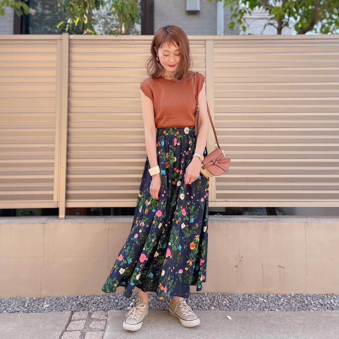 Kikuno Sayumiさんのインスタグラム写真 - (Kikuno SayumiInstagram)「〻flower skirt〻 ・ ・ ・ @noisemaker_jpn のボタニカル柄スカート❁⃘ 伝統的なプリント産地である京都で仕上げたから、こんなに発色が良いそう。他にはないオリジナルの柄も素敵😍 ・ この柄を活かしたいからトップスはシンプルなのが好き◎ ブラックやブラウン合わせで大人っぽくしてみたよ。 ・ 1年中着られる素材感。秋冬はニットやスウェット、ブーツとかでカジュアルに着るのも可愛いなぁ♡ 🗝 210424c このコードで全ての商品代金が10％オフ になるみたい✨（4月24日0時から5月1日23時59分まで） ・ ・ #ファッション#コーデ#fashion#ママ#ママコーデ#大人カジュアル#ヘアアレンジ#大人可愛い#옷스타그램#シンプルコーデ#158cmコーデ #mamagirl#ママリ#ママリファッション#locari#春コーデ#オン眉#ヘアアレンジ#きれいめカジュアル #赤ちゃんのいる生活#男の子ママ #noisemaker_jpn#noisemaker#ノイズメーカー#ボタニカル柄#PR#プリーツロングスカート#ロングスカート#フラワースカート」4月24日 20時24分 - sayumikikuno