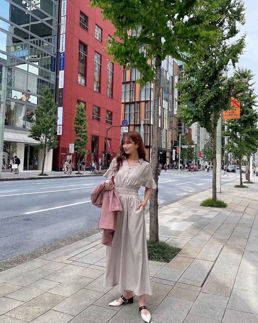 水越愛華さんのインスタグラム写真 - (水越愛華Instagram)「#ootd 👗🤍  コラボのお洋服届きました〜って ご報告いただけて嬉しい☺️🤍  そしてこのロンパース やっぱりらくちんすぎて ご飯食べた後も全然苦しくない☺️🤍👗  #rienda#rienda_Emika  カメラマンが癖強すぎて 笑いが堪えられませんでした。😅 誰だと思う？」4月24日 20時32分 - iamemika21