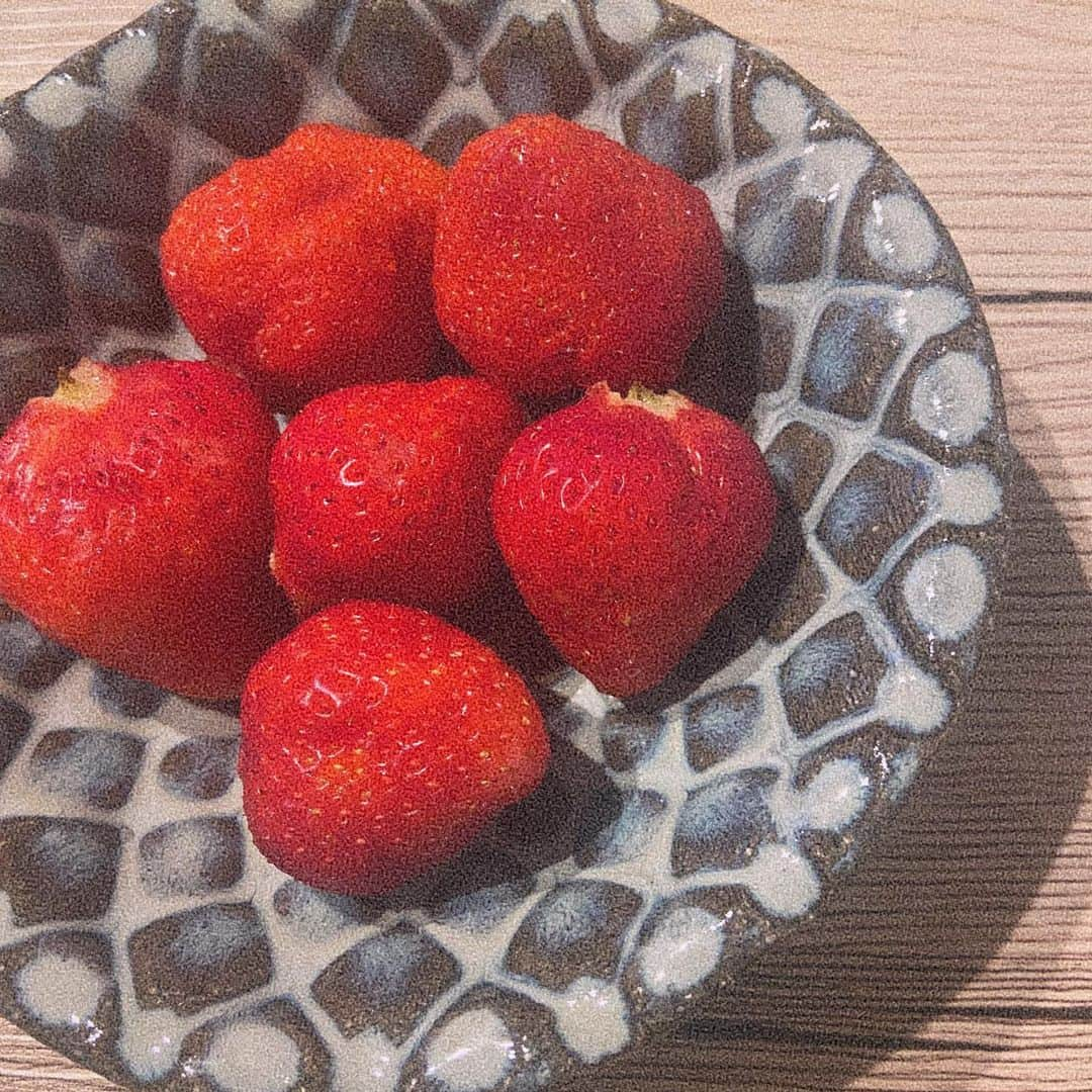 稲場愛香さんのインスタグラム写真 - (稲場愛香Instagram)「🍓﻿ お気に入りのお皿で食べる大好きないちご...﻿ ﻿ #juicejuice #稲場愛香 #まなかん #アイドル #idol ﻿ #お皿 #いちご」4月24日 20時33分 - manaka_inaba.official