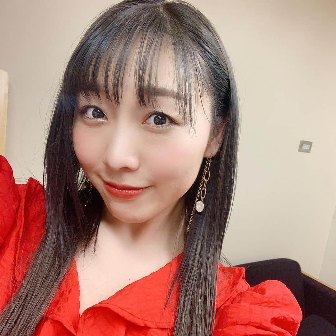 須田亜香里さんのインスタグラム写真 - (須田亜香里Instagram)「4月23日(金) 劇場版【 #打姫オバカミーコ】 @ 池袋シネマロサ アンコール上映初日舞台挨拶🎬  お客様、松田監督、萩原聖人さん、百合沙さんとの間に生まれる時間、特別で夢のようでした。 多くのメディアさんも駆けつけてくださり、とても心強かったです！  これも、映画への期待の声や鑑賞後の反響であったり、皆様の存在があったからこそ叶ったことばかり。 本当にありがとうございます！  麻雀との出逢いから広がっていく温もりに日々感動しています。 これからもこの作品を通して麻雀に、そして、そばで支えてくださる大切な皆様に想いを返していきたいな。  池袋は29日まで 名古屋は30日まで上映です。  当たり前が非日常になってしまっているようなそんな毎日ですが、ご縁とタイミングが合えば是非。 引き続きよろしくお願いいたします🌼  ちなみにワンピースをなぜこれにしたかの理由は“憧れ”かな？ 赤いワンピースを衣装で選ぶって結構衣装自体の存在感が強いからこそ、TPOが難しいと思うんです。  でも今回は初主演を務めさせていただいたし！と、思い切って憧れに染まらせていただきました🥰  . .」4月24日 20時40分 - akarisuda