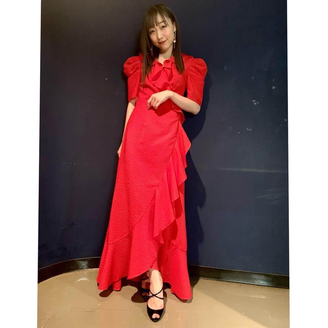 須田亜香里さんのインスタグラム写真 - (須田亜香里Instagram)「4月23日(金) 劇場版【 #打姫オバカミーコ】 @ 池袋シネマロサ アンコール上映初日舞台挨拶🎬  お客様、松田監督、萩原聖人さん、百合沙さんとの間に生まれる時間、特別で夢のようでした。 多くのメディアさんも駆けつけてくださり、とても心強かったです！  これも、映画への期待の声や鑑賞後の反響であったり、皆様の存在があったからこそ叶ったことばかり。 本当にありがとうございます！  麻雀との出逢いから広がっていく温もりに日々感動しています。 これからもこの作品を通して麻雀に、そして、そばで支えてくださる大切な皆様に想いを返していきたいな。  池袋は29日まで 名古屋は30日まで上映です。  当たり前が非日常になってしまっているようなそんな毎日ですが、ご縁とタイミングが合えば是非。 引き続きよろしくお願いいたします🌼  ちなみにワンピースをなぜこれにしたかの理由は“憧れ”かな？ 赤いワンピースを衣装で選ぶって結構衣装自体の存在感が強いからこそ、TPOが難しいと思うんです。  でも今回は初主演を務めさせていただいたし！と、思い切って憧れに染まらせていただきました🥰  . .」4月24日 20時40分 - akarisuda