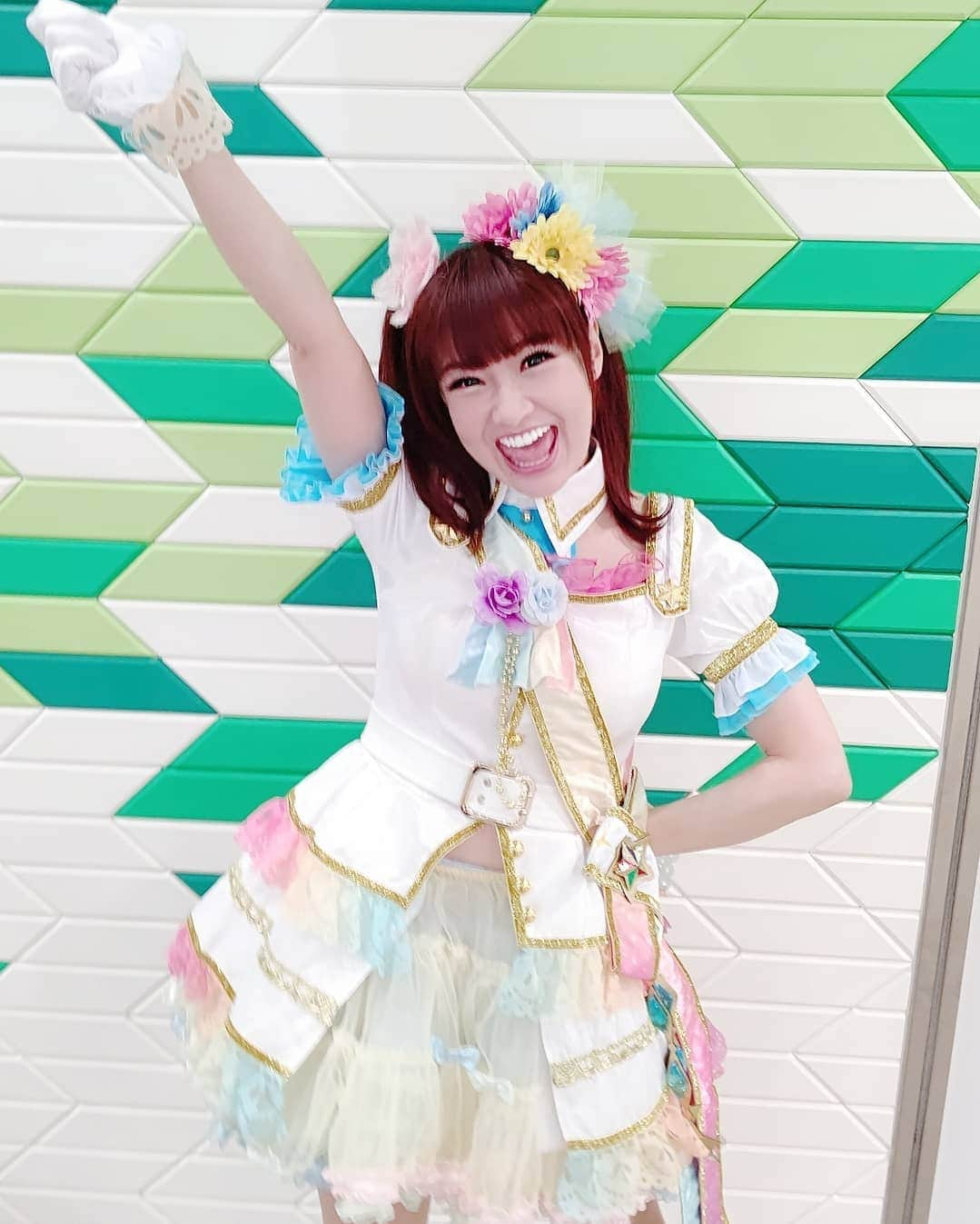 さゆりさんのインスタグラム写真 - (さゆりInstagram)「いつもの階段シリーズです〰🥰 夫婦でデレステ🤩 アイドル気分で歌い踊る🎶あほ嫁〜🤣 なりきる気持ちが大事です😜  #スーパーでもお仕事現場でも💖 #会う方会う方が身体を心配して下さり #申し訳ないのと💦💦 #ほんとに有難い気持ちでいっぱいです 🙏 #トミーズ健兄さん✨ #ニトロちゃん仲間の大先輩〰🤣 #寝る前ドカ食いしたらあかんで〜🧐 #とか、色々アドバイスを〰🤣 #今日から心臓パイセンと呼びます🤩 #今までで一番 #兄さんが頼もしく感じました〰🤣🤣🤣 #なんちゃって😜 #ありがとです〜🥰 #かつみさゆり #さゆり」4月24日 20時50分 - katsumisayuri_sayuri