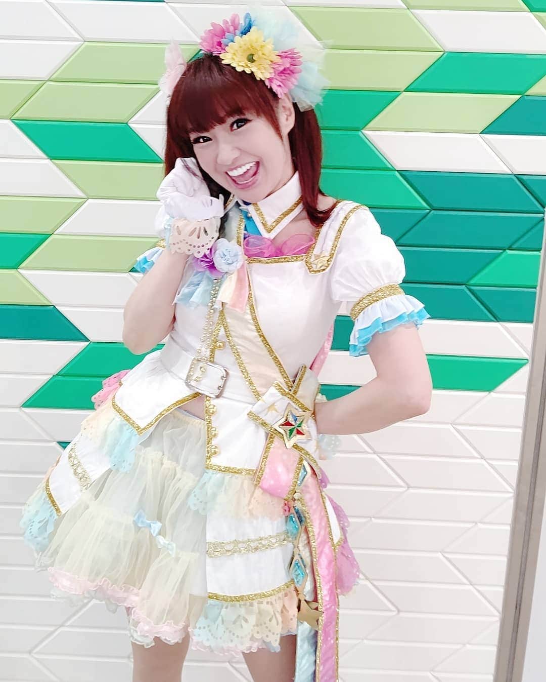 さゆりさんのインスタグラム写真 - (さゆりInstagram)「いつもの階段シリーズです〰🥰 夫婦でデレステ🤩 アイドル気分で歌い踊る🎶あほ嫁〜🤣 なりきる気持ちが大事です😜  #スーパーでもお仕事現場でも💖 #会う方会う方が身体を心配して下さり #申し訳ないのと💦💦 #ほんとに有難い気持ちでいっぱいです 🙏 #トミーズ健兄さん✨ #ニトロちゃん仲間の大先輩〰🤣 #寝る前ドカ食いしたらあかんで〜🧐 #とか、色々アドバイスを〰🤣 #今日から心臓パイセンと呼びます🤩 #今までで一番 #兄さんが頼もしく感じました〰🤣🤣🤣 #なんちゃって😜 #ありがとです〜🥰 #かつみさゆり #さゆり」4月24日 20時50分 - katsumisayuri_sayuri