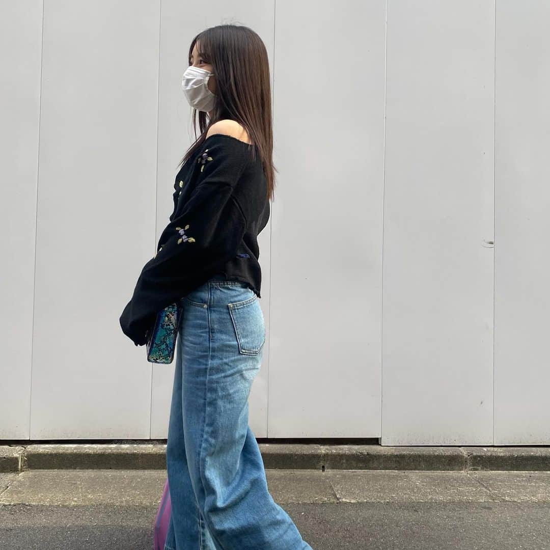 山尾梨奈さんのインスタグラム写真 - (山尾梨奈Instagram)「〻 前髪どうしようかな…な長さ。 伸びきるまで我慢出来るでしょうか🤔. . スプリングニットのカーディガン 今しか着れないと早る気持ちで着たので フロントのリボンがまあぐちゃぐちゃですね この丁度良い気温の間にリベンジでまた着ないと！. . . #code #ootd #fashion #147cm #147cmコーデ #低身長コーデ #携帯式コーデ #chery #openingceremony #cohina #スプリングニット #ニットキャミソール #ニットカーディガン #デニムコーデ #ミニバッグ」4月24日 20時58分 - yamarina_1210