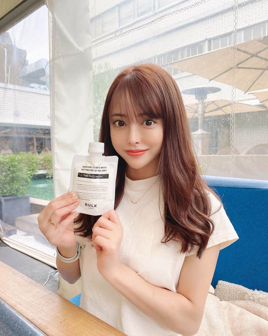 ririさんのインスタグラム写真 - (ririInstagram)「男性の皆様は普段スキンケア どのようにされていますか？ 以外とスキンケアは していないという方も 多いのではないでしょうか？🙀💦 汗や皮脂の過剰分泌によって テカリもでて不潔な感じは嫌ですよね😣 洗顔してしっかり化粧水で 整えてあげると毛穴もしまって テカリもなく綺麗になるので、 実年齢より若く見られる ことも多くなるのかなと💓 あたしは思いますね😌 実際に #bulkhomme の 洗顔料＋化粧水を 使ってみましまが、洗い上がり サッパリで化粧水もスーッと馴染むので ベタベタしたり苦手な感じは なかったです🧸✨✨  肌が綺麗な男性は 清潔感があって 魅力的です🍃✨  #新生活  #新生活はバルクオム#bulkhommeで新生活 #新生活にbulkhomme #バルクオム #バルクオム洗顔料　 #男の肌ケア #フェイスケア #メンズケア  #メンズスキンケア #メンズ美容　 #スキンケア  #PR #大学生活 #新社会人 #新社会人プレゼント」4月24日 20時59分 - riri.ribon