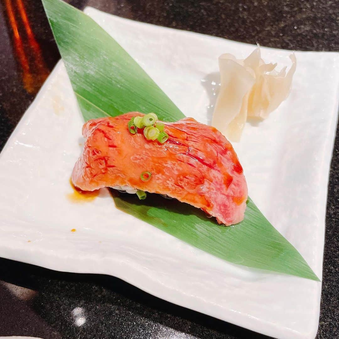 葉月里緒奈さんのインスタグラム写真 - (葉月里緒奈Instagram)「焼肉食べるの久しぶり。 らーめんはあんなに食べれるのに最近お肉は3〜4切れが限界。 目ではもっと食べたいのに食べられないって辛い。 #週末ごはん#家族ごはん #焼肉#焼肉たまき家#焼肉たまき家霞ヶ関#雌牛#雌牛へのこだわりを持つお店#たまき焼き#サーロインをさっと炙って#卵とからめて #口の中で溶ける #黒毛メス和牛の炙り寿司#上たん塩#牛すじ煮込み#海鮮チヂミ#黒毛メス和牛の中落カルビ#黒毛メス和牛のカイノミ#黒毛メス和牛のミスジ#これもさっと炙っておろしポン酢で#黒毛メス和牛のカルビ#黒毛メス和牛のイチボ#特製牛タンシチュー #ナムル#キムチ#コースで頼んだら凄い量#さすがのjkも後半はギブアップ#夫に頑張ってもらいました#これだから夫は痩せられない#rionahazuki」4月24日 21時00分 - riona_hazuki