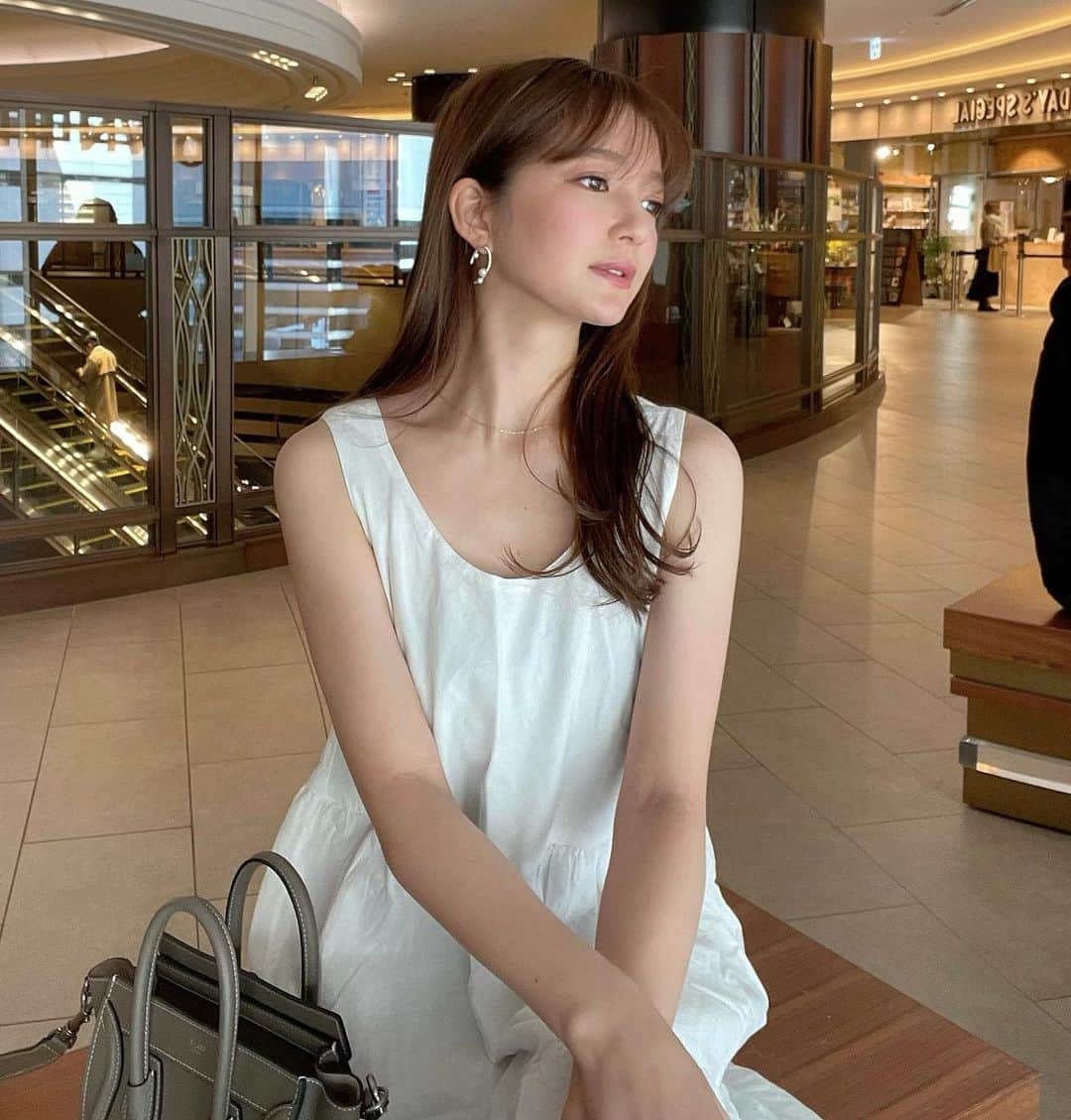 岩本知世のインスタグラム：「✨お知らせ✨ . . この度、セレクトショップ　@alvy_webstore  を 相方の @lily02tbt とオープンさせて頂くことになりました🥰❤️ . . 名前は『àlvy / アルビー』 @alvy_webstore です！ . . 自分がやっと満足できるブランドで、大好きな友人と実現できてもう毎日が楽しくてウキウキでワクワクです♡ . . プチプラで皆さんが満足できるような商品を沢山提供できるように頑張るので、皆様応援宜しくお願いします🥺🤲 . . @alvy_webstore  のインスタのフォローを宜しくお願いします🥰 インスタライブや動画、新商品などウェブサイトには載ってない物も更新していくので見てください❤️ . .  #alvy#アルビー#ファッションブランド#プチプラコーデ #プチプラ高見えコーデ#fashion #code」