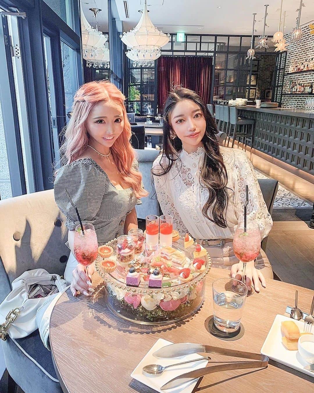 のインスタグラム：「. とみちゃんとヌーンティーした時の☕️💙  可愛い店好きなんだけど結局居酒屋が落ち着くのよね。笑 . . #afternoontea #ストリングス表参道 #🍓🦋 #このお方といると #アフタヌーンティーでティー飲むとしても1杯」