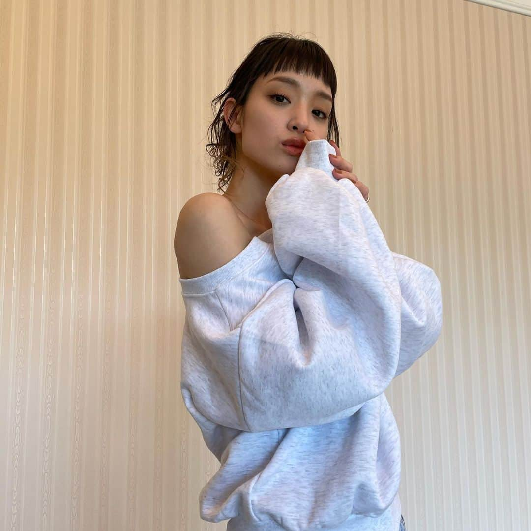 剛力彩芽さんのインスタグラム写真 - (剛力彩芽Instagram)「*** Instagramを旅していたら笑 出逢ってしまった… 一目惚れしたお洋服ちゃんっ♡ @cheme.official さん❤️  おふしょるだーすうぇっと🍀に ぼーいずかっとでにむ👖 可愛過ぎませんかっ•••っ！✨ カジュアルなのにシルエットが美しくて。  ゆるっと着ても上品さを忘れない 絶妙なバランスがとても••スキッ♡ ヘビロテ間違いなしです！  ご縁があり、私のトコロに やってきてくれました(´；ω；｀)✨  @mionmaesaka さん、 本当にありがとうございます(´；ω；`)♡  どのお洋服も可愛くって これからますます楽しくなりそうな予感🌻✨  久しぶりの #私服 #ootd  #casualstyle  #denim #sweat」4月24日 21時06分 - ayame_goriki_official