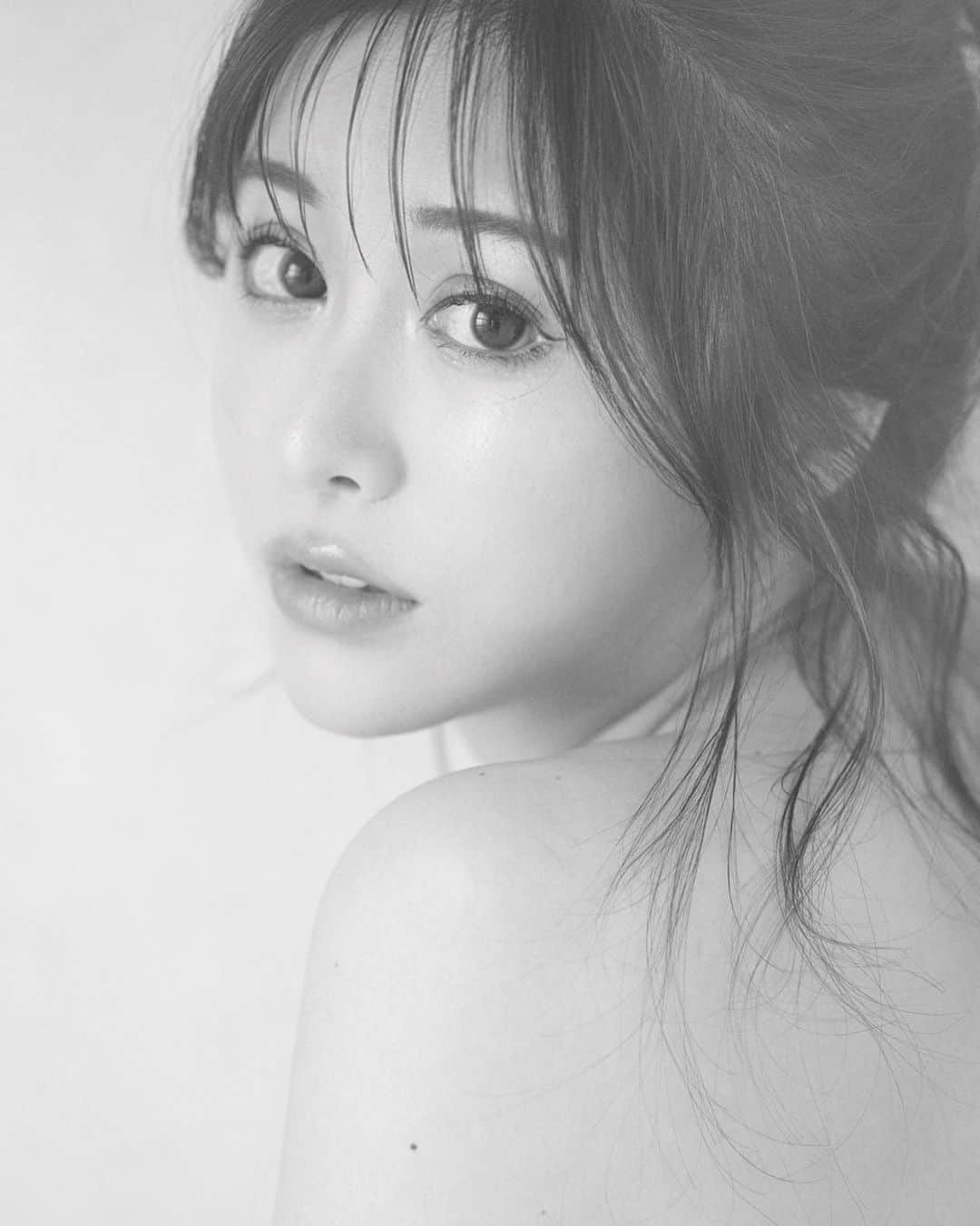 藤咲めいのインスタグラム：「オフショット . . .  #モデル #インフルエンサー #美容 #美容好きな人と繋がりたい #美容垢 #サロンモデル #ファッションコーデ #グルメな人と繋がりたい #写真好きな人と繋がりたい #サロンモデル #ポートレート #ポートレートモデル #被写体 #美容室 #美容師 #ヘアメイク #ヘアアレンジ #お洒落 #美容 #メイク #コスメ #ビジョビ #ootd #fashion #オフショット #peche #pechemagazine」