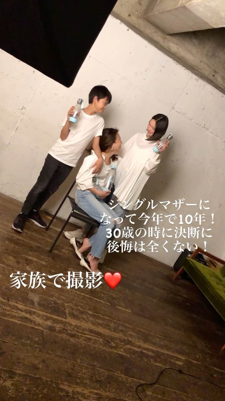 増山敬子のインスタグラム：「先日子供達と撮影をしてきました。 今年で #シングルマザー になって10年。 28歳の時からほぼシングルマザーでしたが、20代で悩む人達 もちろん30代、40代、５０代 いくつになってもその道を悩む人は多いんじゃないかな？ 私は何度も何度も自分の気持ちを押し殺して、子供たちのことを考えて、 一緒にいるべき道が正しいと思っていましたが、身体に反応が出てきた時、 そして心に決めた事が起きた時、 離婚を考えました😊 決して相手だけが悪い人ではなく、 原因はなんだってお互いに必ずあるもの。あの時、前にひたすら進まなければいけなかった気持ちや、その時支えてくれた方たち、本当に周りの環境そして、 自分自身の#自立 があるおかげで 選択肢を選べた事。 日々苦しい気持ち、怯え、恐怖、 何が正しいか正常な判断もできなくなってたから、そういう気持ちに威圧的にさせる人、その人自身にも弱さがもちろんあるけどやっぱり何事もバランスだし、相性はあるなってアラフォー手前でようやくわかりました😅 いろんな事みんなも悩むことあると思うんだ！だけど、自分も大切。 ワガママとか思わず 自分を守ることはどんな時も大切です。 そして、人に#執着 してしまう方。 #執着を手放す これも解放できると とーっても世界が明るくなるとおもうよ！(失敗をしないけど気づけないことも沢山あると思うけどね😌) そして#アンバサダー　について また書きますね🌸  #女性の自立 #アラフォーママ#中学生ママ#familytime#casualstyle #カジュアルコーデ#デニムコーデ #シンママライフ#家族コーデ#マノロブラニク#炭酸水大好き」