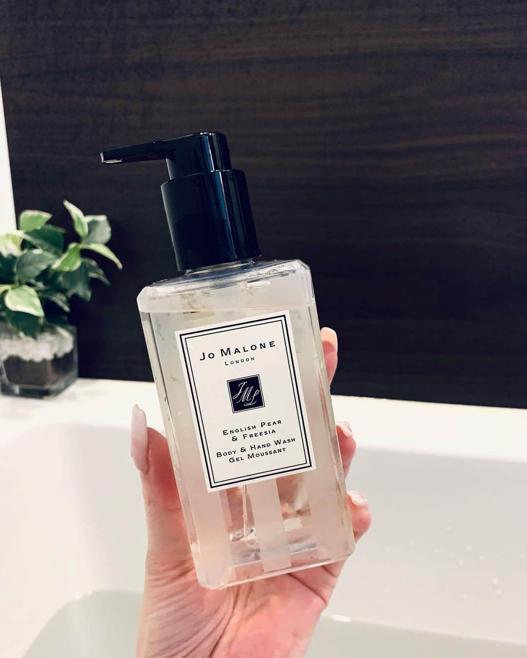 加賀美早紀のインスタグラム：「bath time🧼💛 大好きなおねーちゃんから @jomalonelondon  プレゼント🎁」