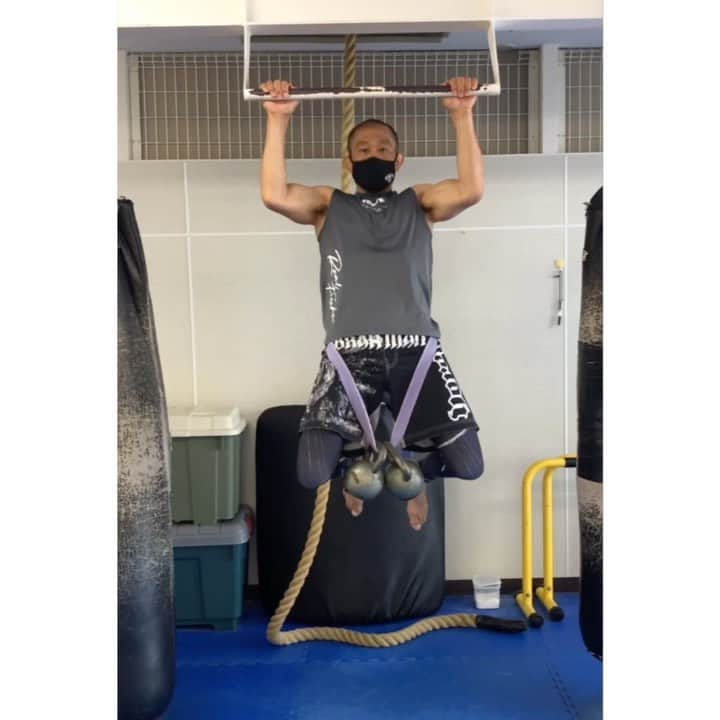 のインスタグラム：「ぶらぶら揺れない様にコントロール。 Nuts chinning🍒 @shooto_gym_roots  @inspirit_japan  #日々挑戦 #beatyesterday #workout #腹筋 #懸垂 #chinning #ruminasatotrainingmethod #functionaltraining #coretraining #体幹トレーニング #rootsgym #小田原 #健康 #ダイエット #格闘技 #フィットネス #柔術 #修斗 #mma #免疫力アップ」