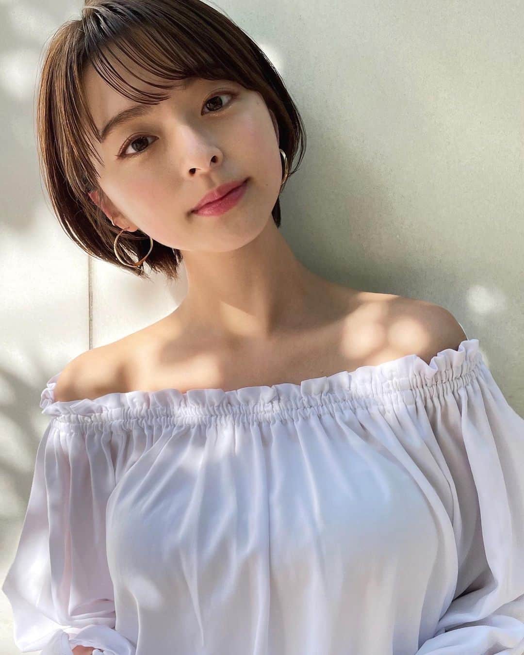 かおりのインスタグラム：「・ ・  最近白の衣装を着ることが多い☺️ てかオフショルかわいいー！ほしい！  #オフショル　#シースルーバング」