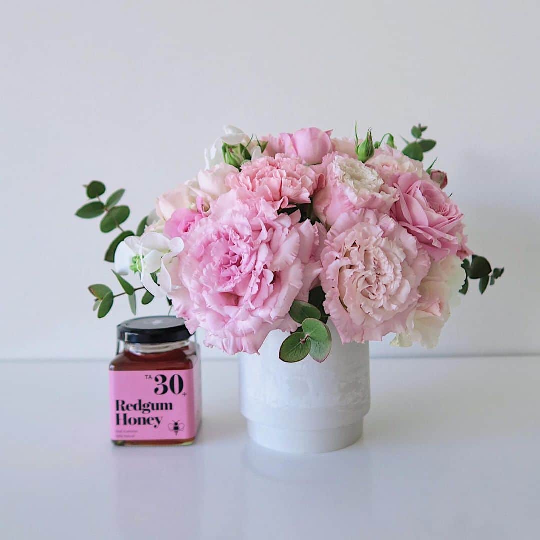 翁安芸さんのインスタグラム写真 - (翁安芸Instagram)「@thebees.jp より母の日のギフトセット💓  このような状況下で、なかなか会えないお母様へのプレゼントにいかがですか？✨  レッドガムハニー(TA30+)と南麻布にあるお花屋「かるかや」さんのお花をセットにした母の日限定プレゼントセットです💖  レッドガムのピンクのラベルに合わせた、ピンクを基調としたフラワーアレンジメントに💕✨  「かるかや」さんから専用箱に入れて直送でお届け。The Beesのミニトートもお付けいたします🐝💕  詳しくは @thebees.jp HPをご覧下さい。  #abuzzfromthebees #thebees #はちみつ #蜂蜜 #母の日 #健康習慣 #mothersday #かるかや #happymothersday」4月24日 21時46分 - akinyc
