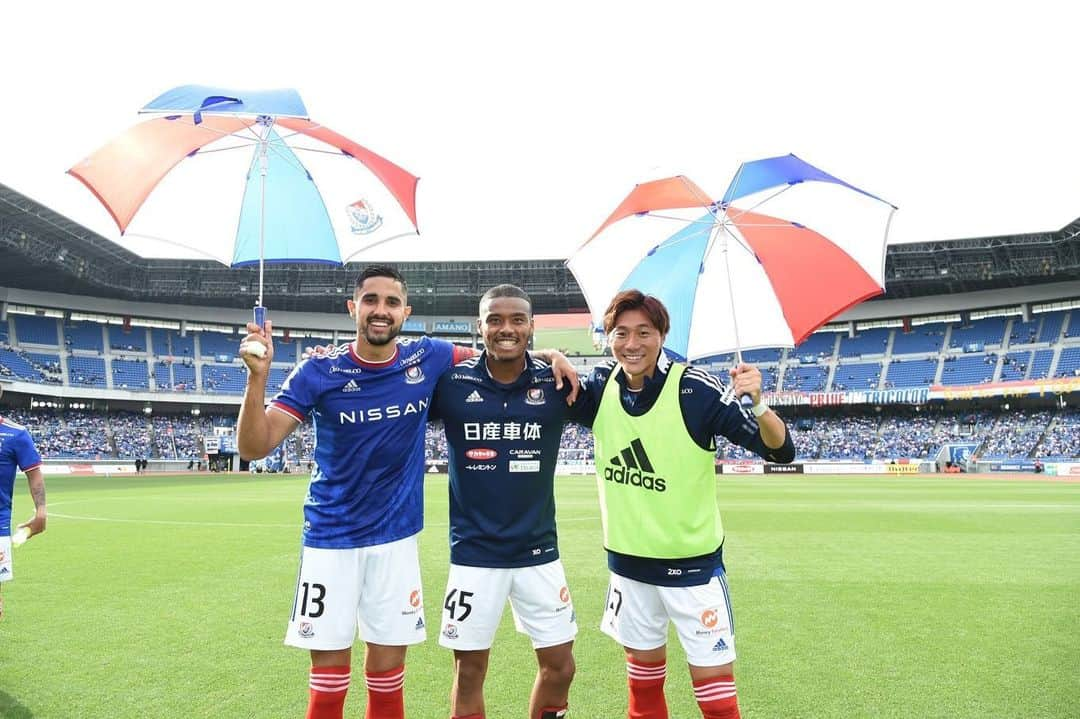 オナイウ阿道さんのインスタグラム写真 - (オナイウ阿道Instagram)「横浜ダービー勝利🔴⚪️🔵  今日もたくさんの応援ありがとうございました！ ダービーでの勝利は最高ですね🤝 スタジアムの雰囲気も最高でした！  次のルヴァン杯も勝ちましょう🔥  #fmarinos #横浜ダービー #ゴールパフォーマンス  #からだ☆ダンダン #忍者のお散歩🥷 #久々のノーブリーチ #ややこしくてごめんなさい🙇‍♂️ #けんくんおめでと㊗️ #OA45」4月24日 21時57分 - onaiwu_ado