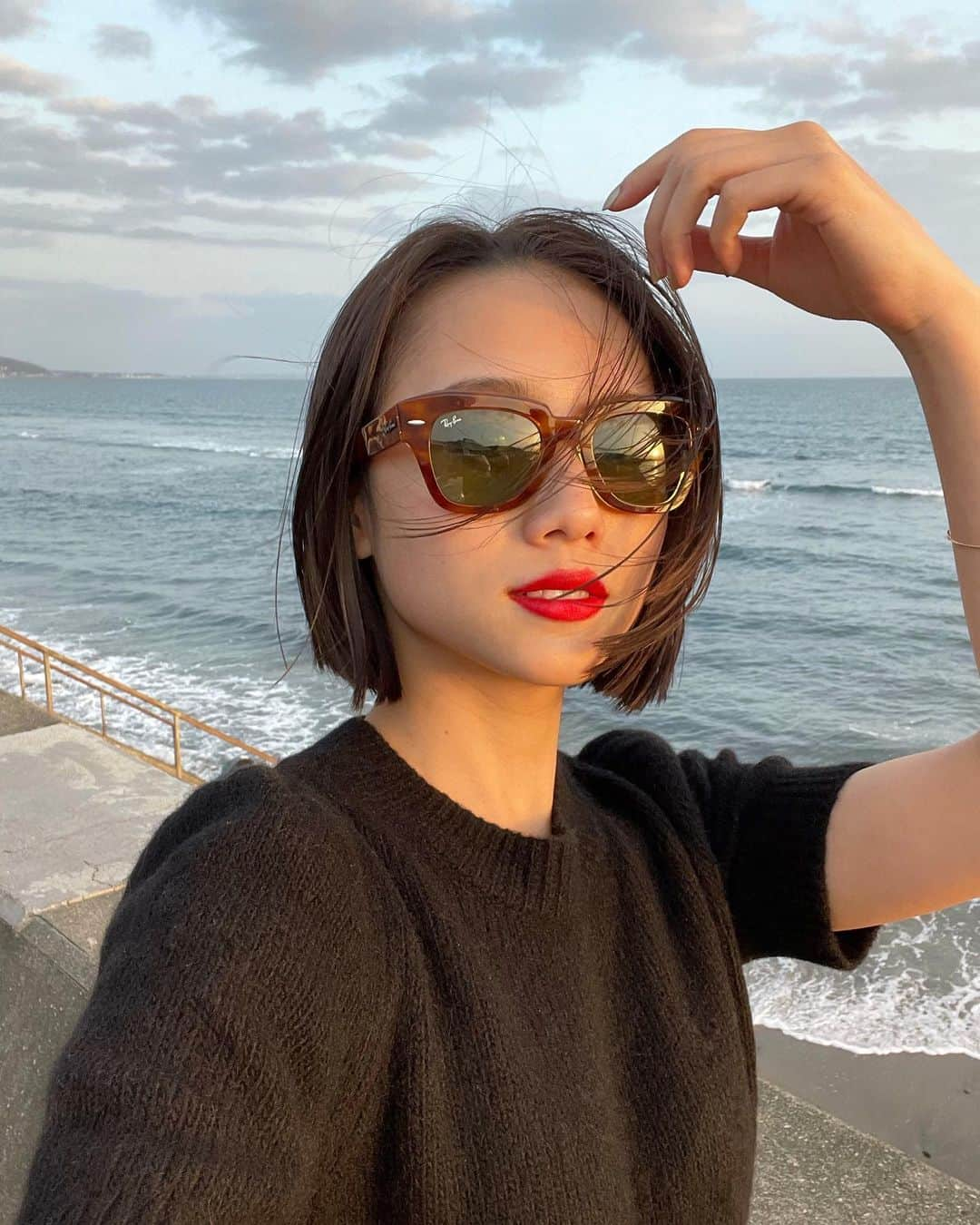 伊原葵さんのインスタグラム写真 - (伊原葵Instagram)「🖤  いつかの夕焼け☀︎(でも曇ってた) まだ半袖寒かった。笑  今日も1日お疲れ様でした✨ 私は朝から撮影📸 明日はお家で仕事しながらのんびり過ごすのだ。  #aocode」4月24日 22時15分 - aoi186