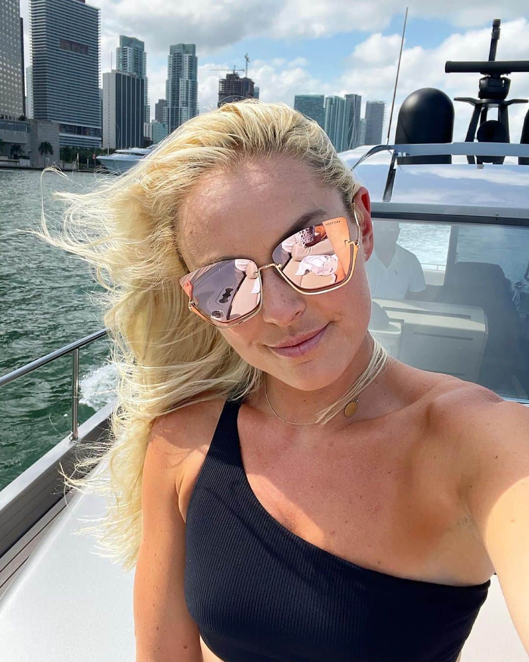 リンゼイ・ボンのインスタグラム：「Miami 🌴🛳💛🙌🏻」