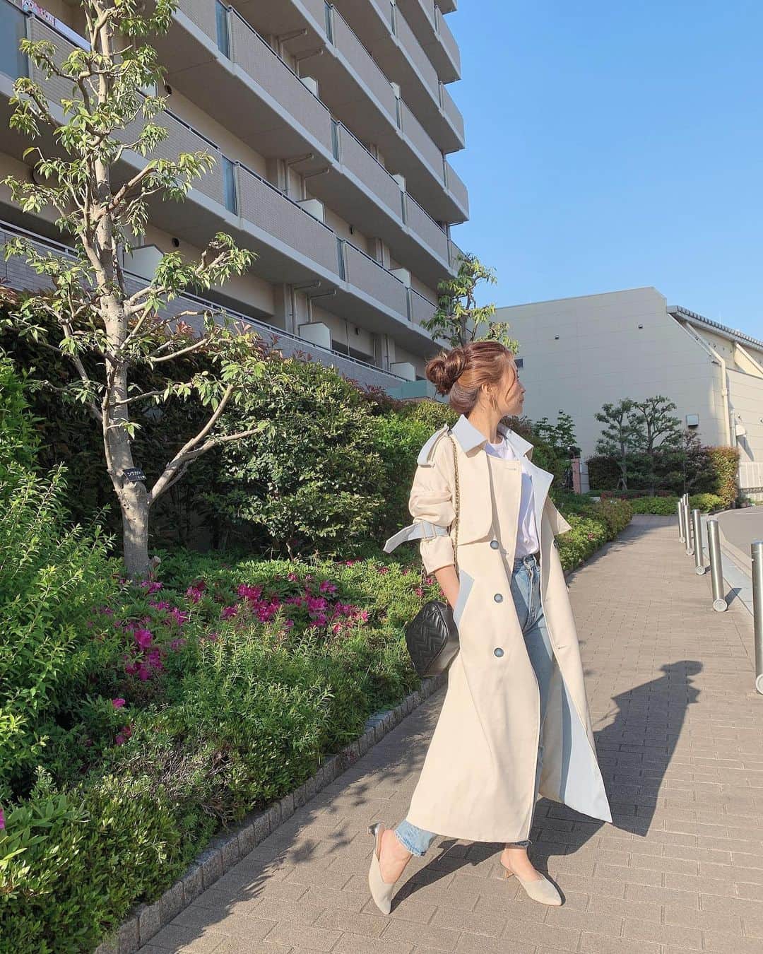 いっちゃん/嶋津 いつみのインスタグラム：「. . 急にあったかくなったけど またちょっと肌寒くなるみたいね😱💨 . . . 朝、夕は羽織るもの欲しいから Tシャツデニムコーデに お気に入りトレンチ🙆‍♀️💓 . . . バイカラーのくすみブルーが可愛くて 一目惚れしたやつ✌🏻💜 . . . . . ちなみにいつもの @spicaglow  でGetしたー⭐️ . . . .  1000円引きのクーポンコード 貼っとくね😗🗝 . 👉🏻 psh5000 . . . . . #spicaglow  #spicaglowstyle  . .  #いっちゃん  #フリーモデル  #いっちゃんコーデ #ブライダルモデル #アレンジモデル #ヘアカラー  #ヘアアレンジ #くしゃ顔  #フリーモデル #ドレスモデル #ダイエット  #치맥  #좋아요환영 #소통환영 #팔로우환영  #팔로미 #인친환영 #친구해요 #셀카 #셀피」