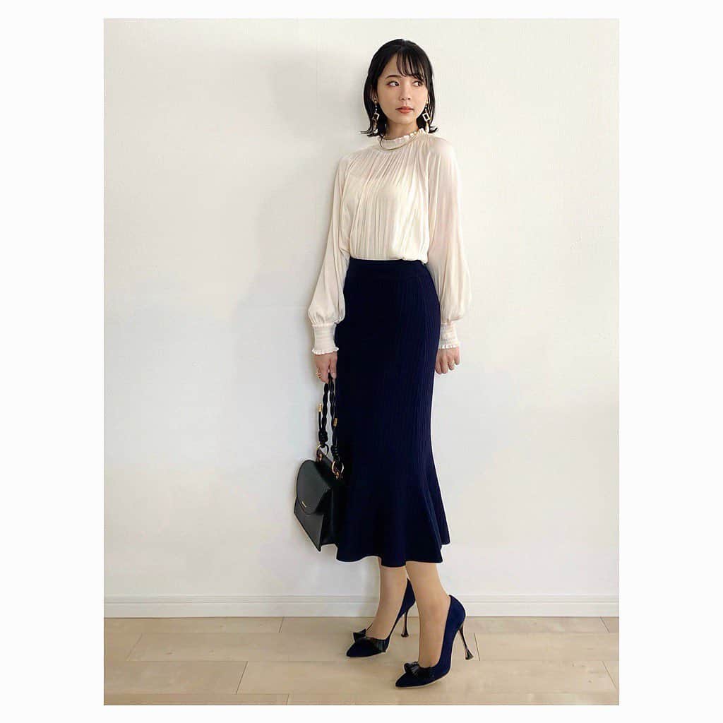 のインスタグラム：「めっちゃめちゃお気に入りのコーデ🍨⚪︎* このブラウス どんなボトムと合わせてもクラシカルな印象になってめちゃめちゃかわいい😭✨ ほんと買って大正解だった一品。特にマーメイドスカート合わせがお気に入りです♥︎♡  パンプスに黒の飾りがついているので, バッグと 黒パーツの入ったピアスで耳元にも黒を。顔まわり・バッグorベルト・靴 の3点で同じ色をちょこっとずつ散らすとまとまります。 マノロの靴 本当に形が美しい……😳!  blouse. #nolleys  skirt. @lialapg @joint_space  pumps. @manoloblahnik  bag. @charleskeith_jp  choker. @noirdepoupee_official  pierce. #rlights  bracelet. #celine ring. #charlottechesnais  watch. #agete  #お仕事コーデ #オフィスカジュアル #オフィスコーデ #お仕事服 #通勤コーデ #通勤スタイル #olコーデ #スーツコーデ #スーツ女子 #スーツスタイル  #ジャケットコーデ #ジャケット女子 #ジャケットスタイル #ノーカラージャケット  #シャーリングブラウス #ノーリーズ #マーメイドスカート #lialapg #manoloblahnik #charlesandkeith #noirdepoupee」