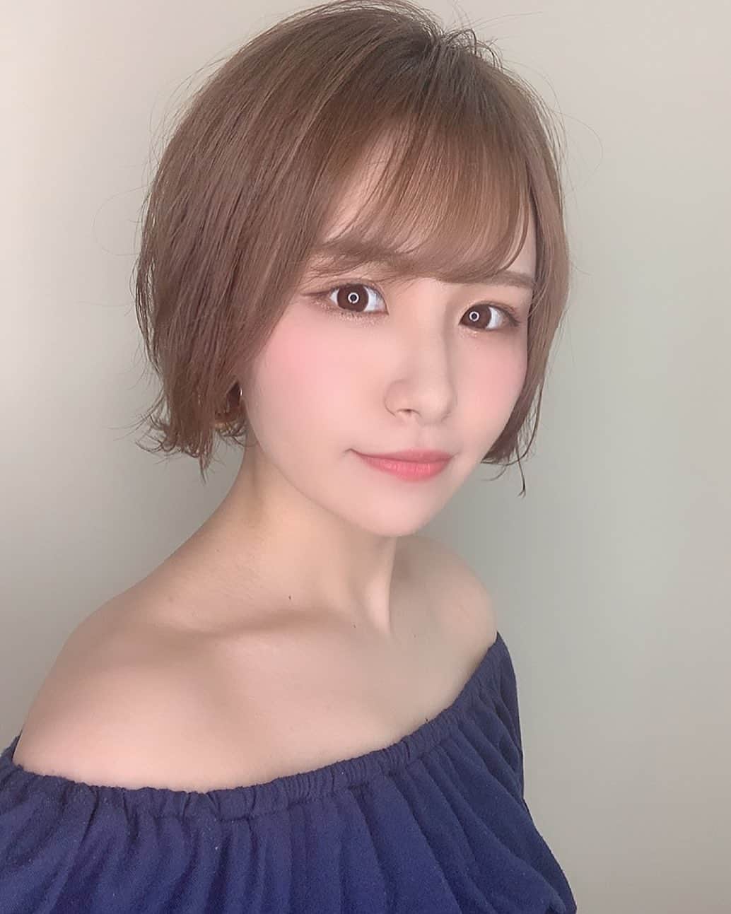 あすぽんのインスタグラム：「髪型迷子になってる🥺 前髪ありのショートが1番しっくりくるんだよね。 おでこ広すぎて前髪ありにしようか悩むし🥺 この時の1番よかったなとは思う。  誰か！美容師さん似合う髪型にしてほしい！  #髪型迷子#美容師さん助けてください  #似合う髪型が分からない #似合う髪型教えてください #サロモ#カットモデル#カラーモデル #likeme#followme」