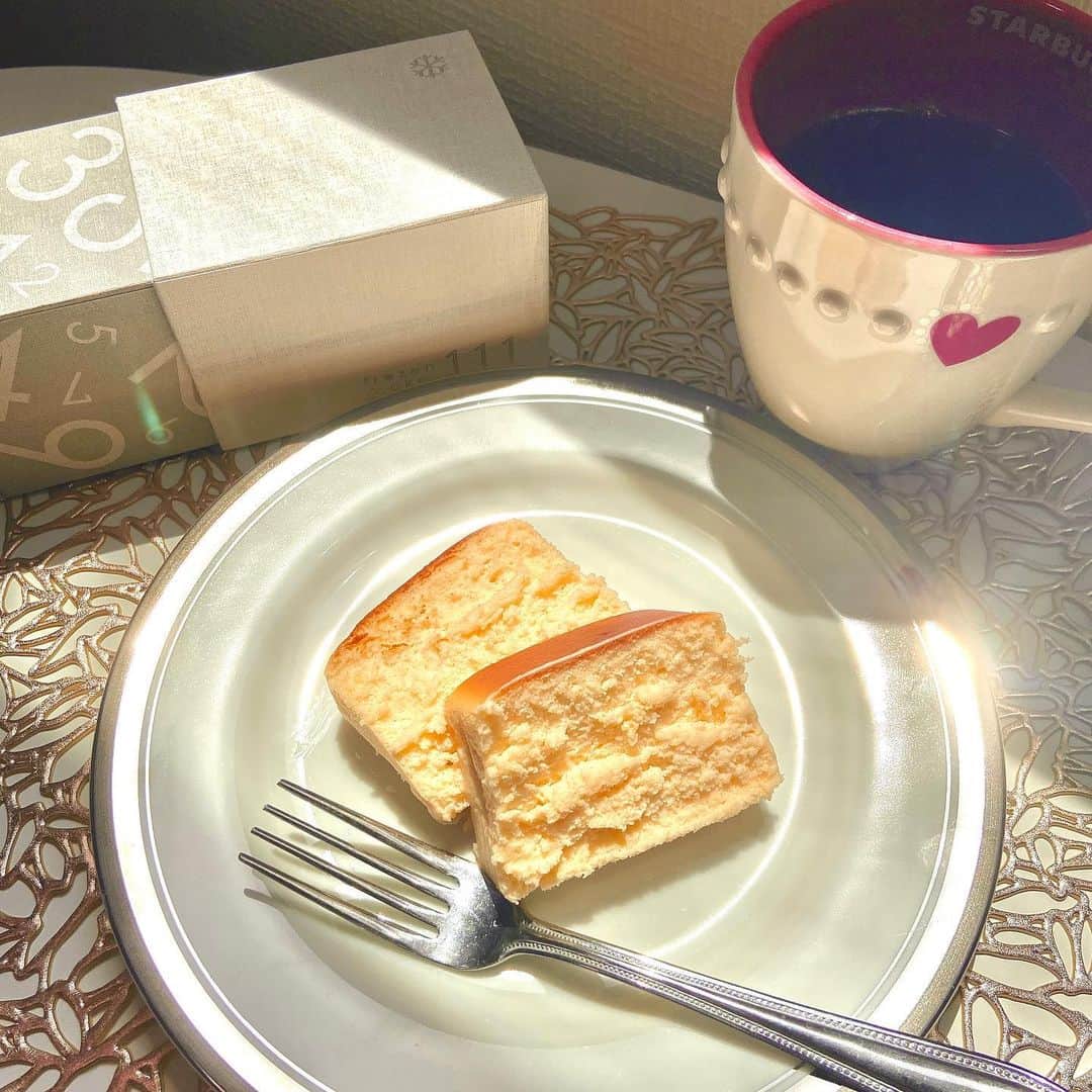 のインスタグラム：「. . いただいたチーズケーキが美味しくて 何度もリピートしてます🤤💕 ふわっふわのとろっとろなんだよ〜♪ . 母の日限定パッケージもすっごく可愛くて、今年のママへのプレゼントはそれにしようかと計画中🤫♡ . . @frozencake111 #frozencake111 #チーズケーキ #フローズン #フローズンチーズケーキ #ケーキ #スイーツ #差し入れ #cheesecake #ご褒美スイーツ #お取り寄せスイーツ #贈り物 #お取り寄せグルメ #マーチ111 #pr #ご褒美 #コーヒー #ティータイム #コーヒータイム #teatime #coffee #coffeetime #濃厚 #濃厚チーズケーキ #ギフト #母の日 #母の日プレゼント #限定 #限定パッケージ #休憩 #束の間の休息 . .」