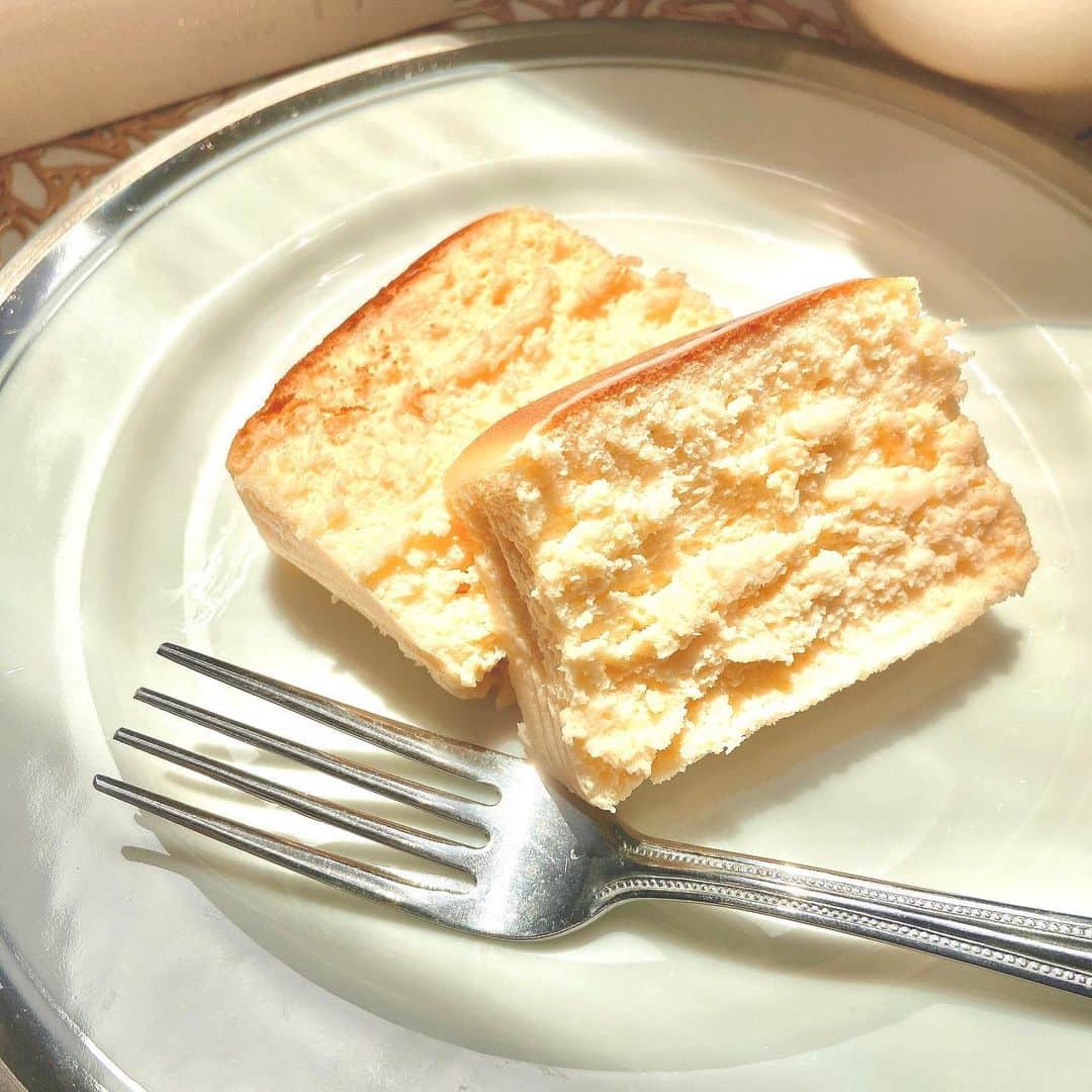 住吉史衣さんのインスタグラム写真 - (住吉史衣Instagram)「. . いただいたチーズケーキが美味しくて 何度もリピートしてます🤤💕 ふわっふわのとろっとろなんだよ〜♪ . 母の日限定パッケージもすっごく可愛くて、今年のママへのプレゼントはそれにしようかと計画中🤫♡ . . @frozencake111 #frozencake111 #チーズケーキ #フローズン #フローズンチーズケーキ #ケーキ #スイーツ #差し入れ #cheesecake #ご褒美スイーツ #お取り寄せスイーツ #贈り物 #お取り寄せグルメ #マーチ111 #pr #ご褒美 #コーヒー #ティータイム #コーヒータイム #teatime #coffee #coffeetime #濃厚 #濃厚チーズケーキ #ギフト #母の日 #母の日プレゼント #限定 #限定パッケージ #休憩 #束の間の休息 . .」4月24日 22時57分 - fumie_0426