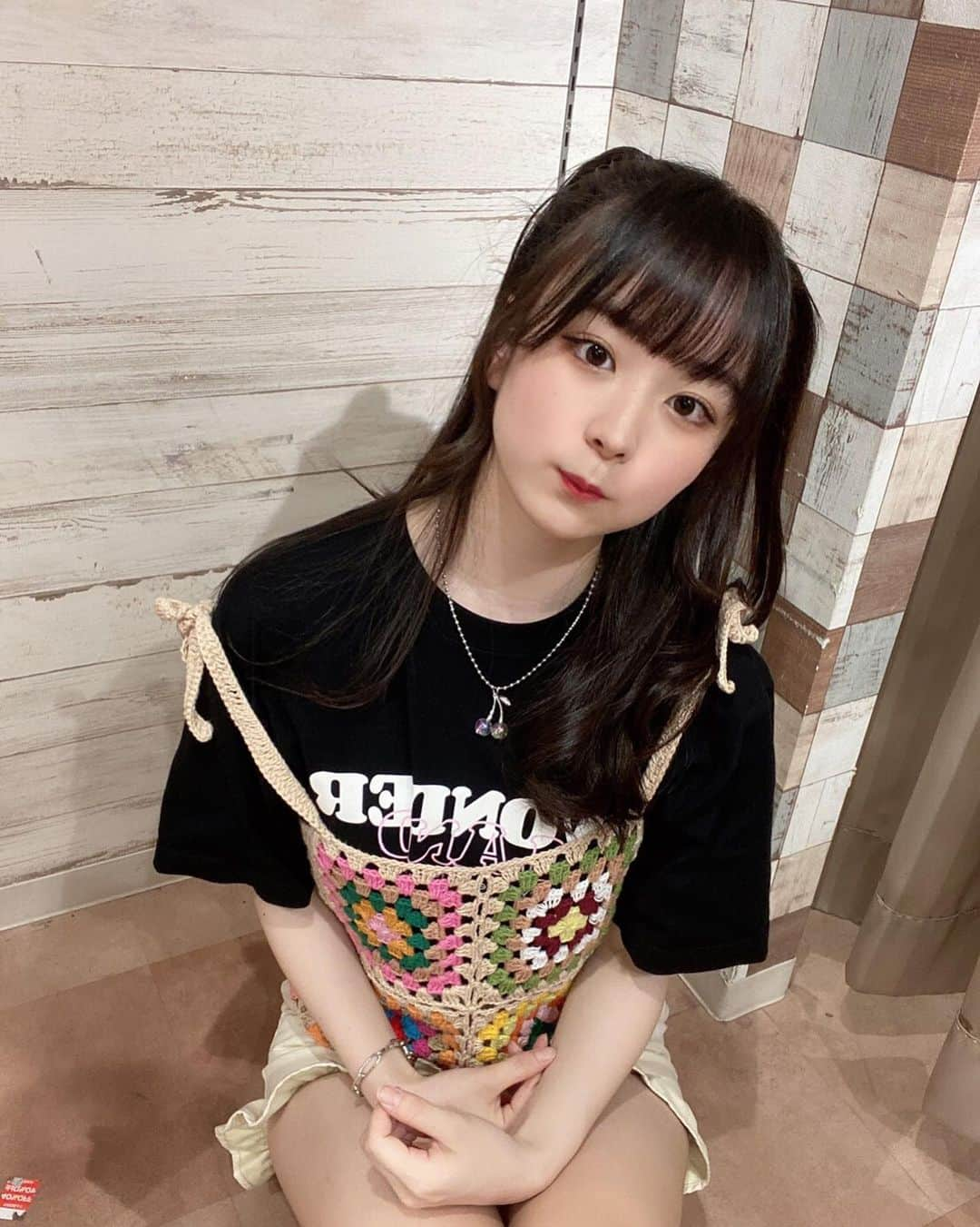 高田ももさんのインスタグラム写真 - (高田ももInstagram)「. スピンズさんのお洋服にWONDERLANDのTシャツ〜🐰 . ガチャガチャをしたんだ！！！ . ミッフィーのかわいいやつと好きなアニメのやつとっていろいろやったよ〜 . かしこ . #spinns #スピンズ #spinnsコーデ #WONDERLAND #ハーフツイン #おくれ毛 #前髪 #あいどる #アイドル #idol #japaneseidol #かみやど #ひらがなかみやど #かしこ #かしこってなに #高田もも #ネックレス #ブレスレット」4月24日 23時31分 - momo_yubi