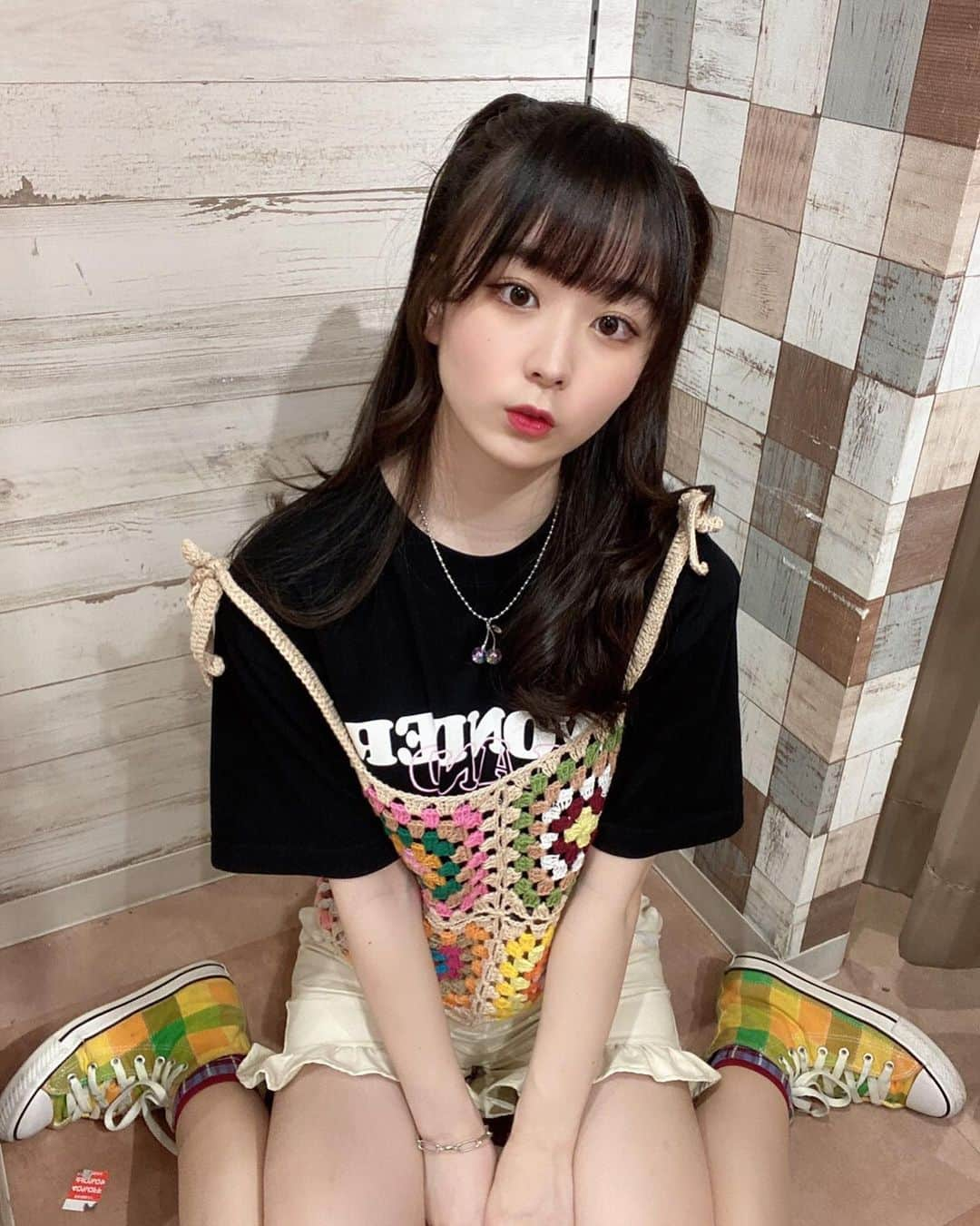 高田ももさんのインスタグラム写真 - (高田ももInstagram)「. スピンズさんのお洋服にWONDERLANDのTシャツ〜🐰 . ガチャガチャをしたんだ！！！ . ミッフィーのかわいいやつと好きなアニメのやつとっていろいろやったよ〜 . かしこ . #spinns #スピンズ #spinnsコーデ #WONDERLAND #ハーフツイン #おくれ毛 #前髪 #あいどる #アイドル #idol #japaneseidol #かみやど #ひらがなかみやど #かしこ #かしこってなに #高田もも #ネックレス #ブレスレット」4月24日 23時31分 - momo_yubi