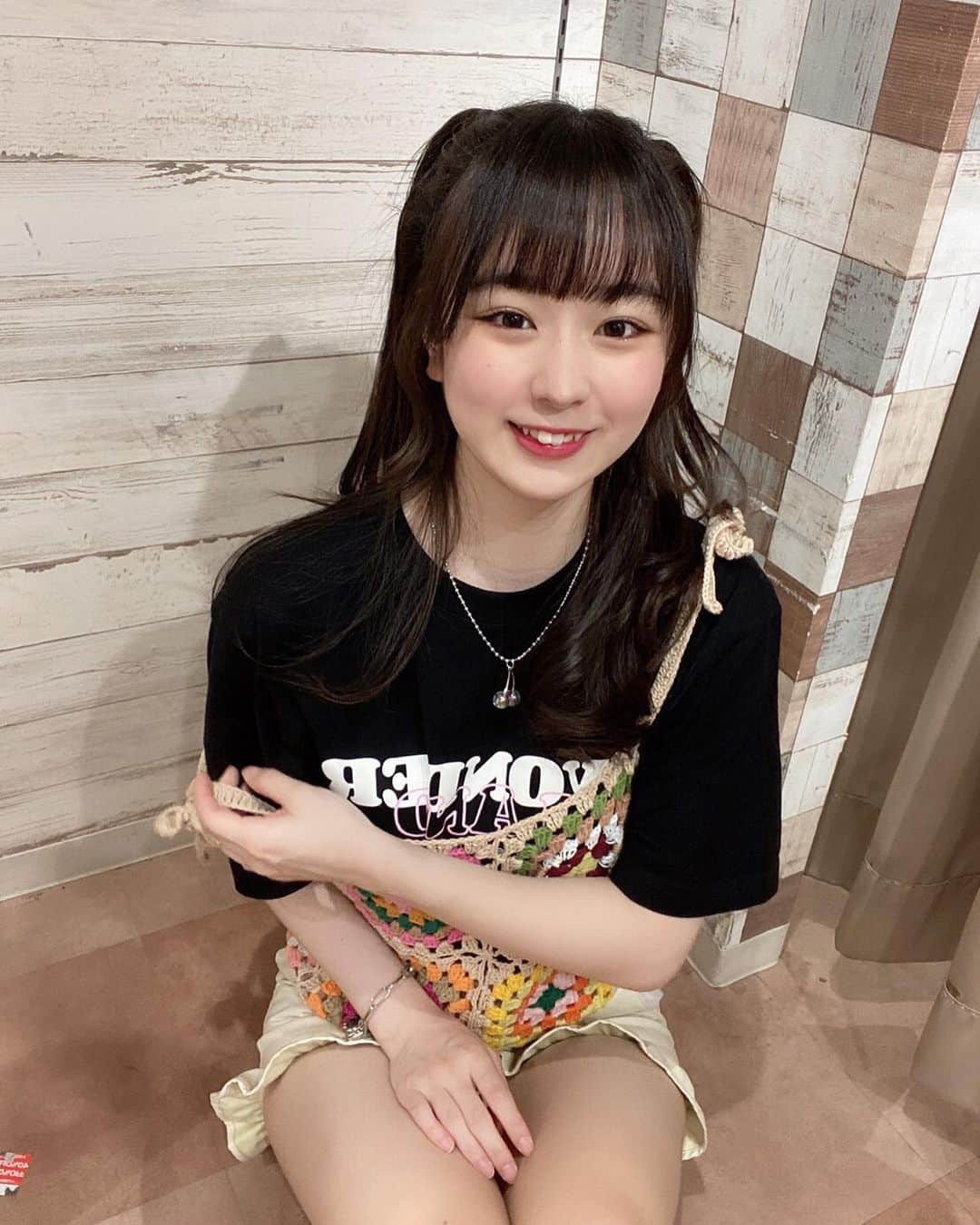 高田もものインスタグラム：「. スピンズさんのお洋服にWONDERLANDのTシャツ〜🐰 . ガチャガチャをしたんだ！！！ . ミッフィーのかわいいやつと好きなアニメのやつとっていろいろやったよ〜 . かしこ . #spinns #スピンズ #spinnsコーデ #WONDERLAND #ハーフツイン #おくれ毛 #前髪 #あいどる #アイドル #idol #japaneseidol #かみやど #ひらがなかみやど #かしこ #かしこってなに #高田もも #ネックレス #ブレスレット」
