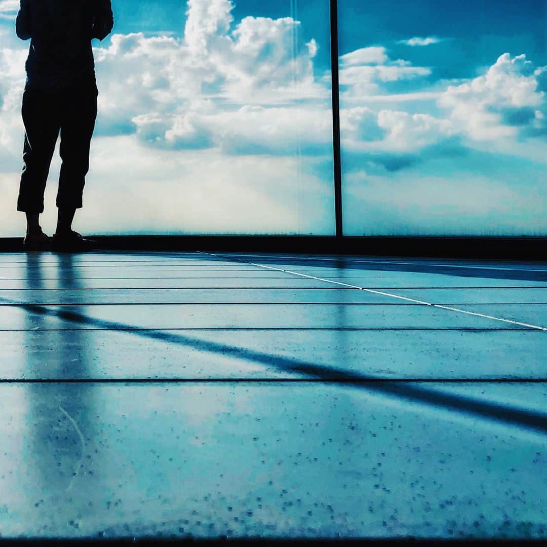 わっち☆ wacchiのインスタグラム：「* 君の言葉はなぜだろう  すべて映画で言うところのクライマックスの決め台詞のように大それていて好き  #渋谷スクランブルスクエア  #shibuyascramblesquare  #shibuya #空 #sky #青 #blue #シルエット #silhouette  #ポートレート部  #portrait #iphonex #iphoneonly #iPhonegraphy #igers #igersjp #instagramjapan #mwjp #WEBSTAPICK #VSCOcam #vsco #vscogood_ #vscogoodshot #hueart_life #shootermag #shootermag_japan #ig_photooftheday #reco_ig #indies_gram」