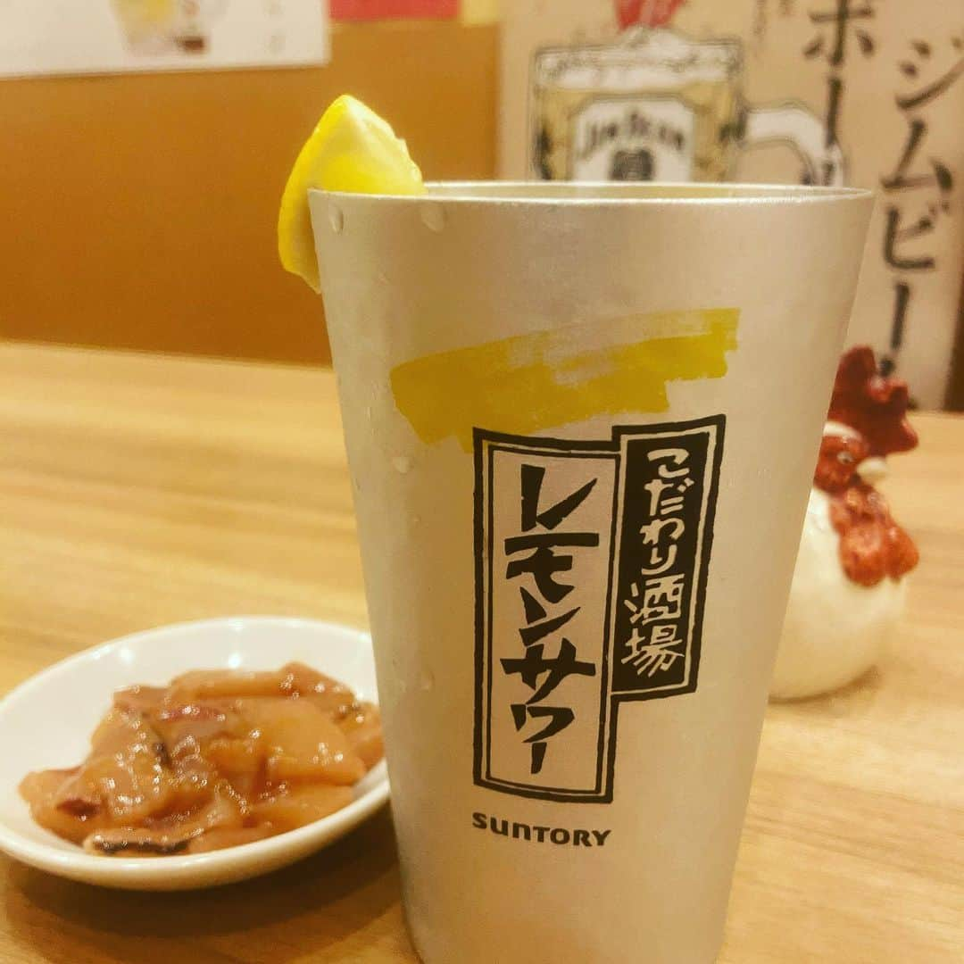 鶏魚 谷町のインスタグラム：「とりあえずのラスト営業終了。 先週と変わりない来店がありましたが、再開後も是非ご贔屓にm(_ _)m 🐓🐟  #鶏魚#谷町4丁目#谷町#貝#牡蠣#飲み放題#セルフ飲み放題#利き酒#利き日本酒#日本酒#唐揚げ#飯テロ#酒テロ#煙草#タバコ#喫煙可能店#昼飲み#昼呑み」