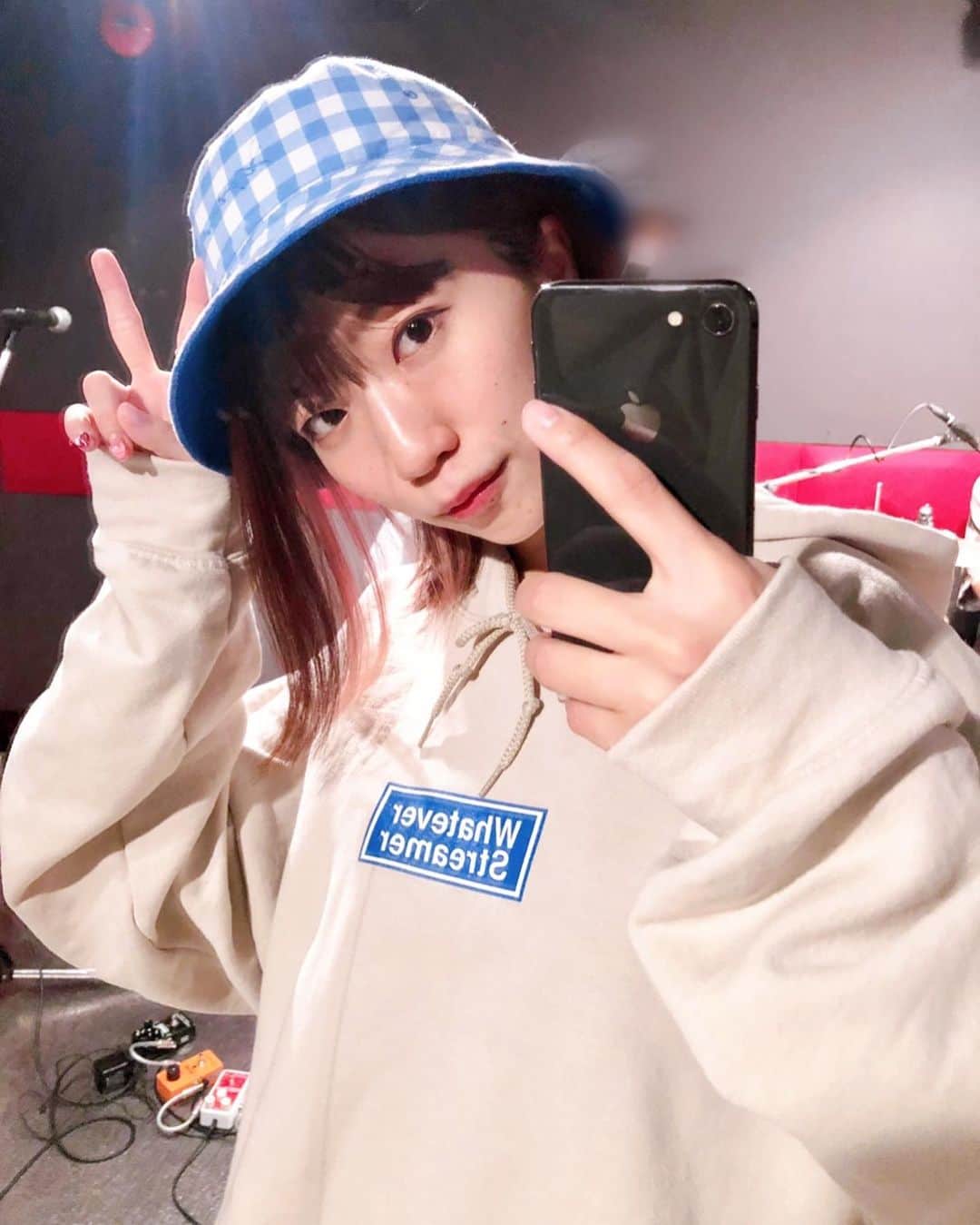ぱいぱいでか美のインスタグラム：「パーカーだけで歩いててもちょうどいい季節〜 . 中々お出かけしようぜ！というわけにはいかない世の中だけど 身軽な服装で大丈夫な気温なのは嬉しいです。 先日頂いたパーカー嬉しくて早速着ました！ 日中汗ばむこともなく、 夜も肌寒くないくらいの裏起毛がほどよくて 過ごしやすかったーーー！ 写真撮れてないけど背面にも控えめにロゴ入ってて可愛いです💙 iPhone依然として修理に出してないので めちゃくちゃ人のiPhoneで撮影して AirDropしてもらってそれで更新してる クソクソインスタグラマーです。 今日のiPhoneはよっさんのです。 鏡越しで撮ったから2枚目はロゴわかりやすいように反転させてます！ . #俺はインスタグラマーになりてぇ #ぱいぱいでか美 #でか美ちゃん #whateverstreamer」