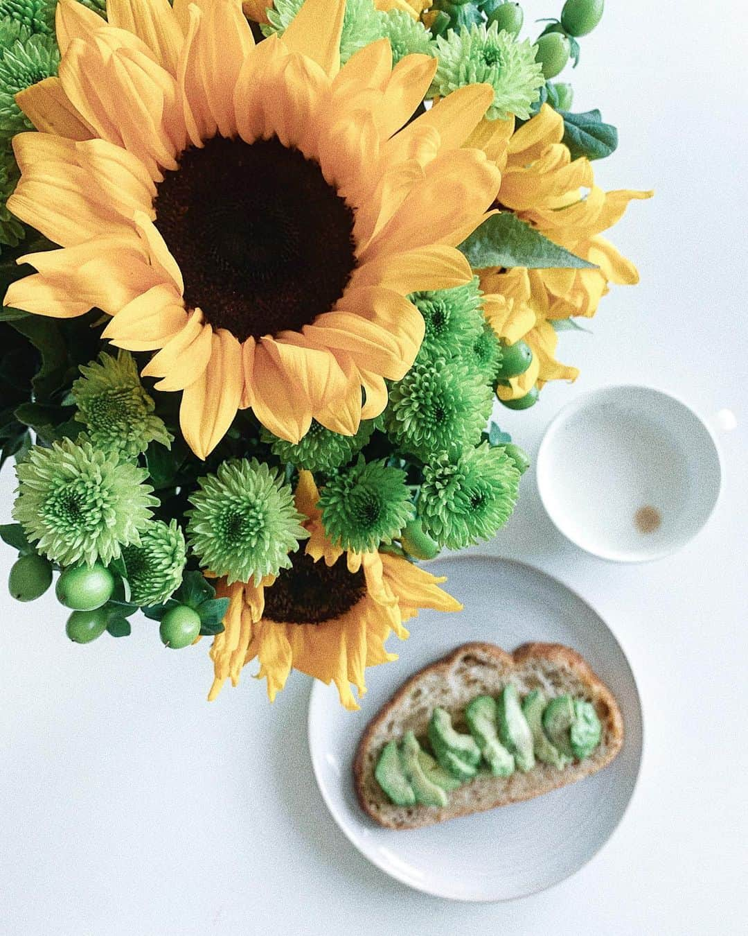 高木りなさんのインスタグラム写真 - (高木りなInstagram)「HELLO WEEKEND 🌻🌿🥑🍞☕️✨  アッパ(とーちゃん)が送ってくれたお花は 今回はひまわりでした。 ありがとう。 さぁ、週末の始まりだー！ 怪我なく楽しく、そして穏やかに。 穏やかに...穏やかに...🙏🏻  (大事なことなので繰り返します)  남편이 보내준 꽃은 이번에는 해바라기  고마워요. 자, 주말 시작이다~!  . . . #weekend #flowerpower #thankyou #avocadotoast #momlife #週末 #花のある暮らし #アボカドトースト #ママライフ #주말 #꽃선물 #아보카도토스트 #맘스타그램」4月25日 0時46分 - rinasvoyage