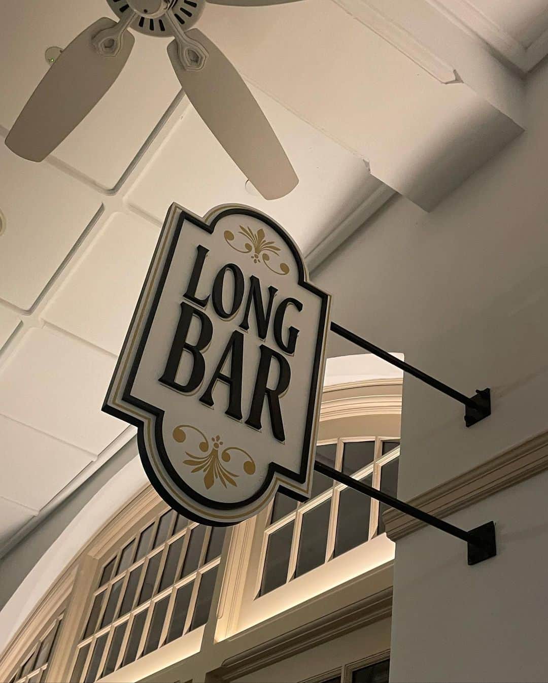 橘まりやさんのインスタグラム写真 - (橘まりやInstagram)「Singapore Sling🍸 Long Bar inside the  Laffles Hotel  元祖シンガポールスリング🍸✨ シンガポールに来たら絶対に来るべきバー🇸🇬  ➡️ https://www.raffles.jp/singapore/dining/long-bar/  #longbarsingapore#laffleshotel #Singaporelife#singapore#シンガポール#シンガポール生活#語学留学#17live#抱き心地ナンバーワングラドル#メリハリむっちりボディー #橘まりや#まりりん#グラビア#グラドル#タレント#gravure#sexy#japanesegirl#idol#일본#그라비아#followme」4月25日 0時54分 - mariya_tachibana_official
