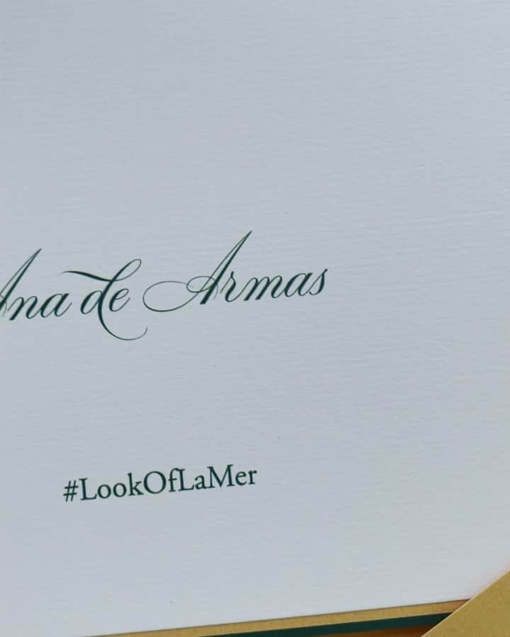 アナ・デ・アルマスのインスタグラム：「Thank you to my friends at @LaMer for always making me feel special, and making my skin radiate. Cant wait to cozy up with these goodies tomorrow! #LaMerPartner #LookofLaMer 🌸💚」
