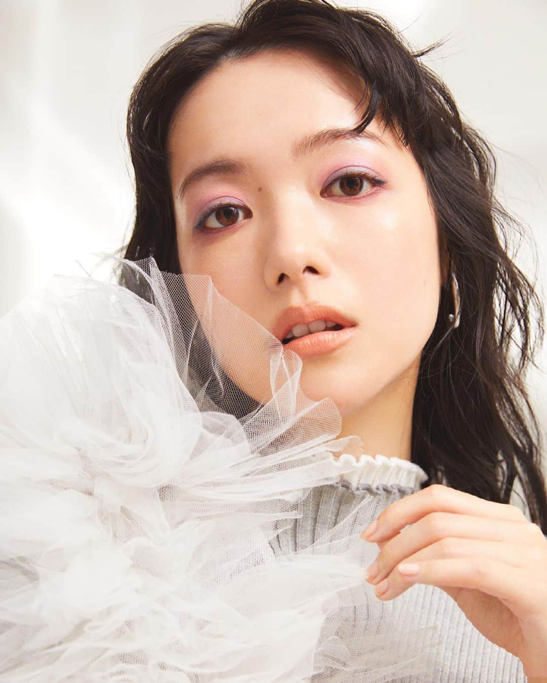 武居詩織のインスタグラム：「"Breath of spring"  ありがとうございました𓈒𓏸  Photographer @kazuhohirano  Stylist @masumi_yakuzawa  Hair&makeup&Direction @azusa_matsumori」