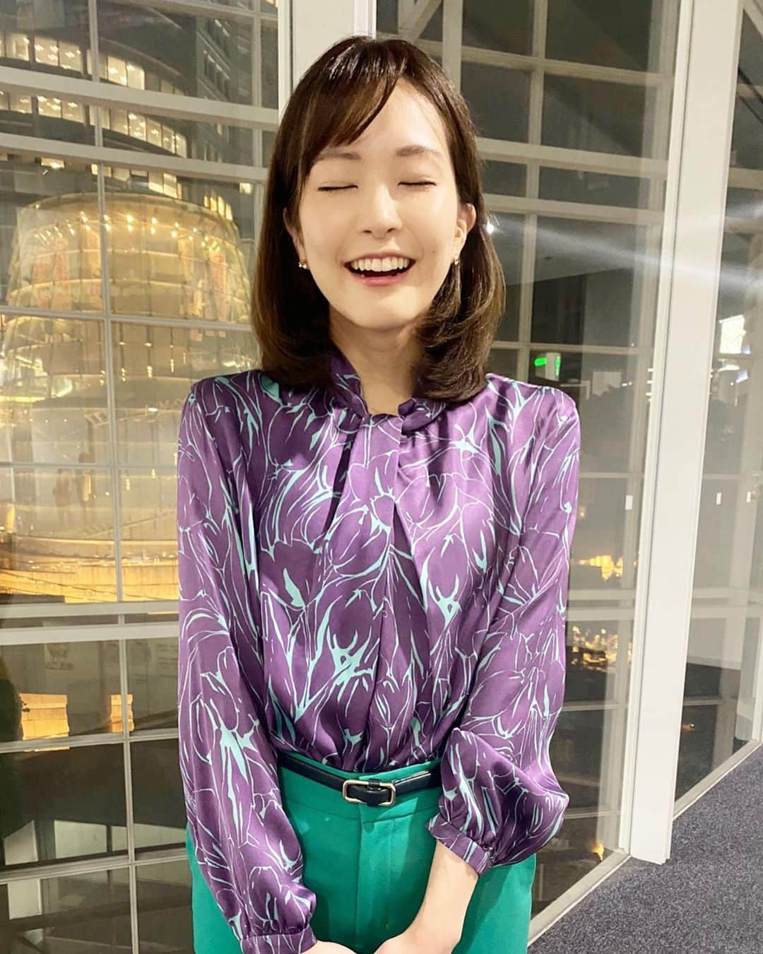 下村彩里さんのインスタグラム写真 - (下村彩里Instagram)「#衣装　x #お花 上下　@estnation_womens  ピアス @ete_official   素敵な衣装アクセサリーありがとうございます🙇‍♂️✨  金曜日は #ESG投資 について 専門家の方にお話を伺いました。  ESG投資とは 環境(Environment) 社会(Social) 企業統治(Governance)  環境や人種差別など 様々な社会問題に積極的に取り組む 企業に投資をすることで、 今3000兆円という巨額な資金が 集まっているそうです。  特に機関投資家の中では #ESG を重視する企業に投資をすることが 長期的にみてリスクが少ないと 考えられており、 それがトレンドになっているとの事。  専門家によると、 ESG投資にはまだ様々な課題があり、 一概に良いことばかりとは言い切れない ようなのですが、 個人的にはこのトレンドにより 経済と地球温暖化対策の好循環が 生まれるといいなと思います。  私も一消費者として、 長期的な目線で物事を考え、 地球に優しい生活を心がけていきたいです。  . . . #下村彩里  #報道ステーション#テレビ朝日アナウンサー#テレビ朝日#アナウンサー#アナウンサー衣装 #anchor#costume#japanesefashion#april」4月25日 13時46分 - sairi.shimomura_ex