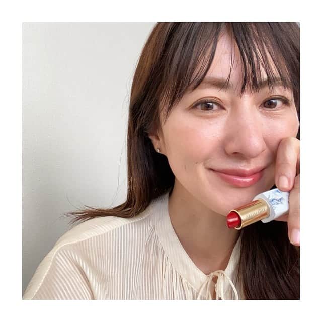 前田ゆかのインスタグラム：「ピュアカラーリップステック 人気色が水の妖精限定デザインに🔷  クリーミーなRed スムーズにのびてなめらかなつけ心地、リップをひと塗りで自然なツヤと高密度な発色。  全部変えなくても新しいものを加えるとリフレッシュされた印象に変わります。  モイスチャーコンプレックス配合で唇がしっとりうるおい✨ 水の妖精が描かれた#asaekstrm 限定デザイン 最近のお気に入りカラーうるおいred✨  @esteelauderjapan  #エスティーローダー #エスティーローダーリップ  #purecolorenvy #限定デザイン　　 #リップ #rip #インモータル」