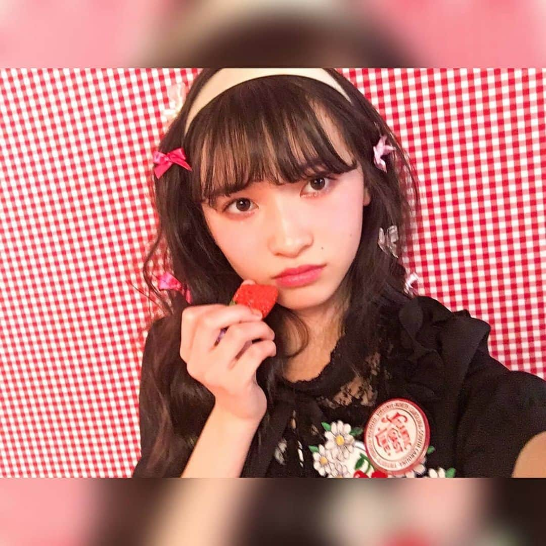 桧山ありすさんのインスタグラム写真 - (桧山ありすInstagram)「ニコ☆プチ6月号おふしょ📸  ✧̣̥̇卒業ページ✧̣̥̇  編集部の皆さんに、 本当に私の希望通りにしてもらえて、感動しました😭ありがとうございます🤍 ありすのページに「セルフプロデュースの才能はプチモイチ♡」って書いてもらってて、すごく嬉しかった！！  ありすは身長が158cmでモデルとして大きいわけではないので、それもコンプレックスの一つだったけど、「人と比べない、自分らしいオンリーワンなモデル・女優になる！」と決めてからは、私らしさを磨くことを頑張ってきました😊(もちろん身長を伸ばす努力は怠りません！笑)  だから編集部さんにセルフプロデュース力を誉めてもらえて頑張ってきて良かったと思いました✨(涙)  最後の写真はもんちゃんに最後の撮影風景を撮ってもらってたの~😚  またオフショ載せるね〜！ 中2モ©︎や後輩モ©︎との写真も載せれたら載せるね♡  #ニコプチ  #プチモ #桧山ありす #6月号 #オフショ」4月25日 14時13分 - alice.hiyama