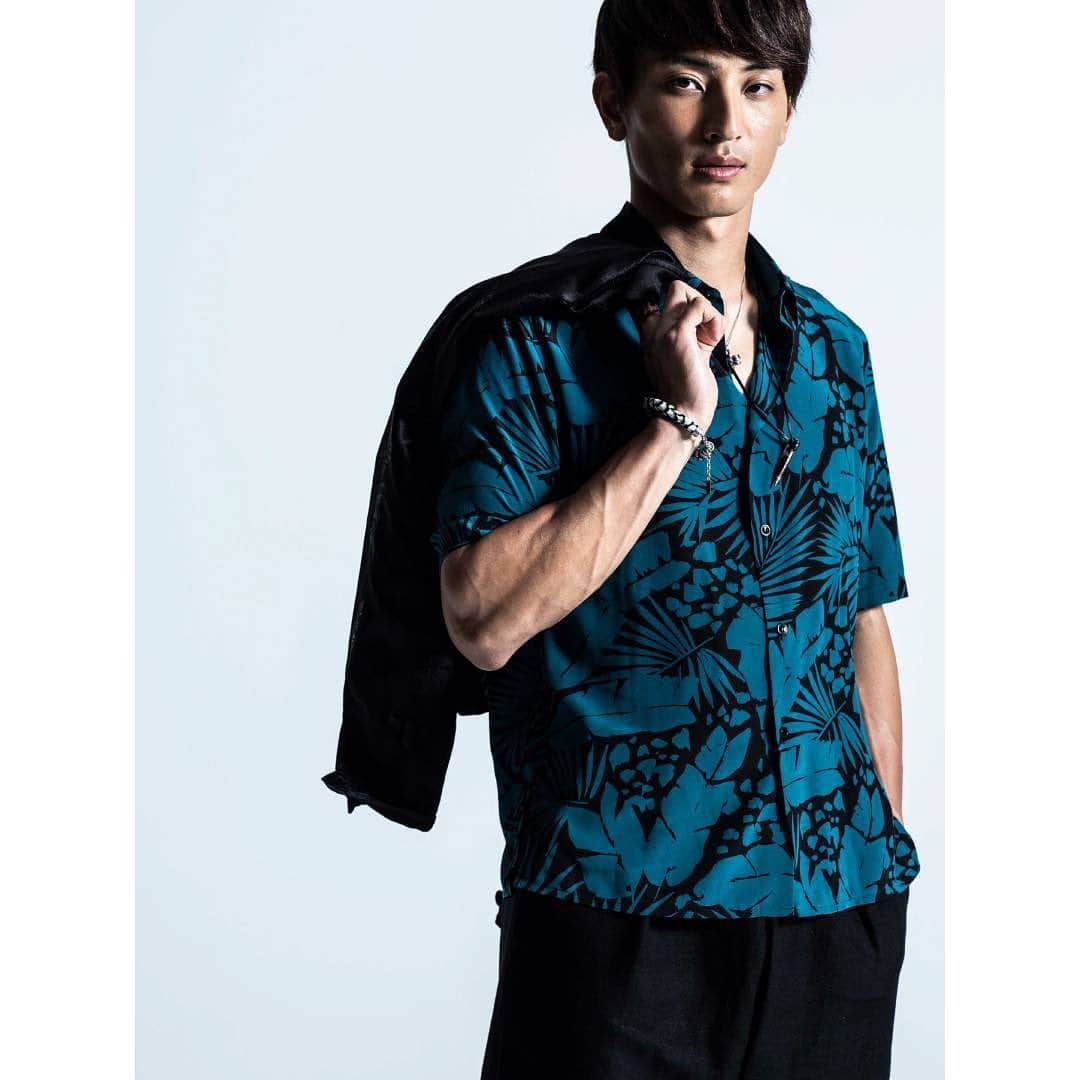 橋岡優輝さんのインスタグラム写真 - (橋岡優輝Instagram)「現在発売中の #Safari にインタビューを掲載していただきました🙇 撮影も貴重な経験でした！  ぜひチェックしてみてください！  Safari6月号(4月25日売り） #アスリートSafari  @safarionline_official  photo:Hiro Kimura（w） hair&make:ShinYa（primal） stylist:Nobuhiro Kasai」4月25日 14時15分 - h_yuki123