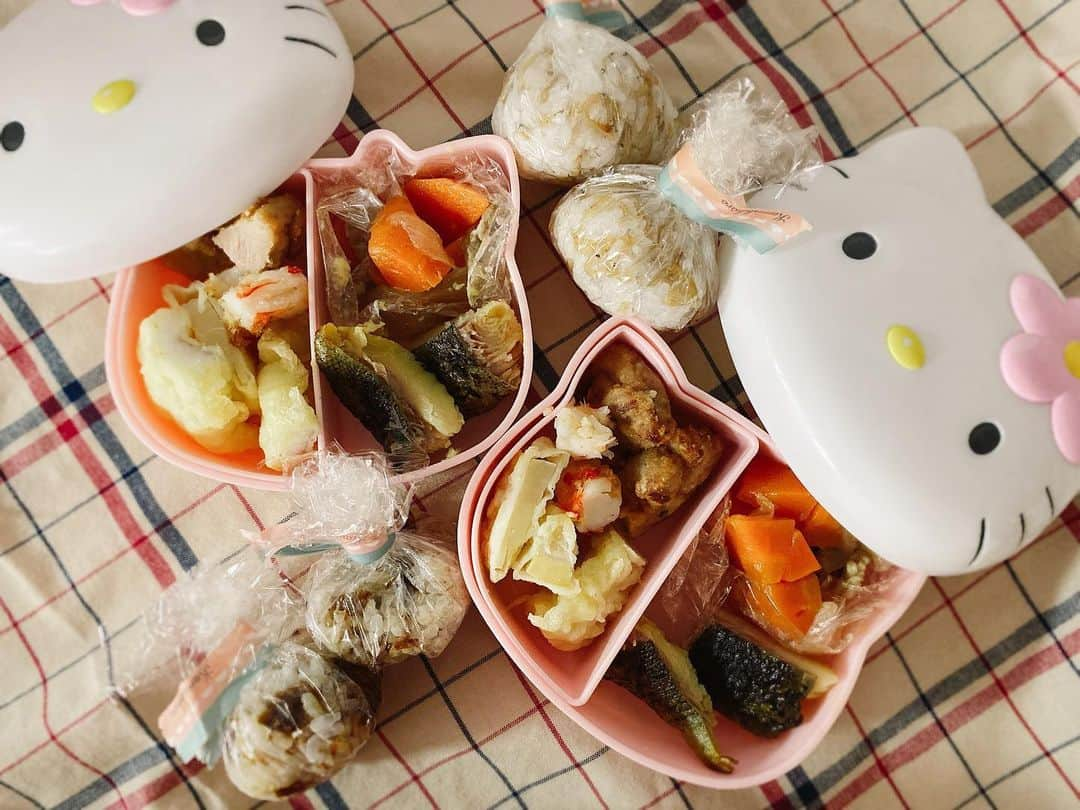 熊田曜子さんのインスタグラム写真 - (熊田曜子Instagram)「Lunch box.  #お弁当　#お弁当箱　#サンリオ　#sanrio #kitty #hellokitty #ピューロランド　#sanriopuroland #西京焼き　#根菜の煮物　#たけのこの天ぷら　#ボイル海老　#唐揚げ　#おかかおにぎり　#しらすおにぎり」4月25日 14時17分 - kumadayoko