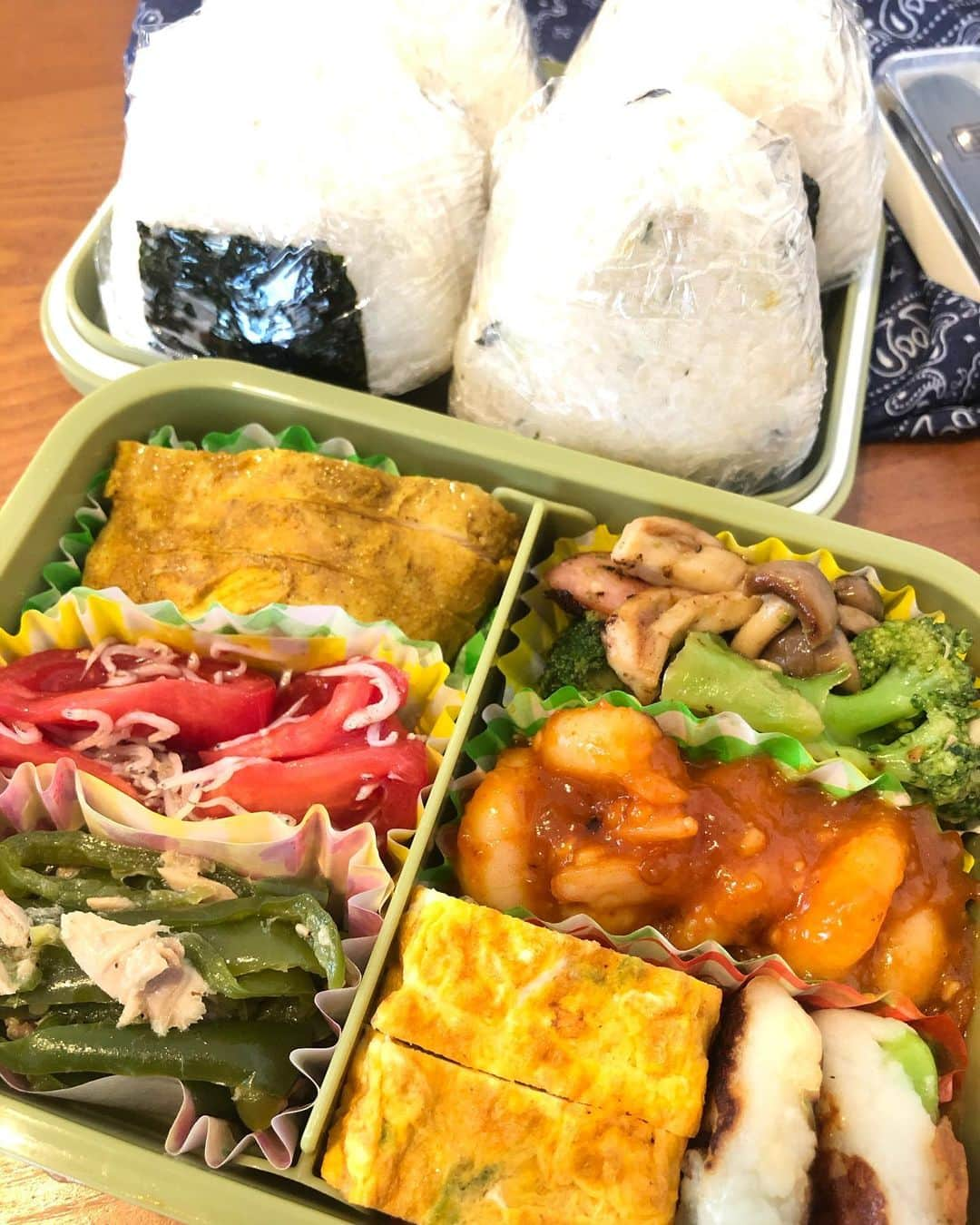 神咲詩織のインスタグラム：「・ ・ ・ ・昨日のお弁当🍽👨🏽✨(載せるの忘れてた) ・ ・ ・鶏胸肉の自家製サラダチキン(カレー味) ・  ・トマトとシラスのマリネ ・ピーマンとツナの中華風ナムル ・ブロッコリーウインナーしめじのガーリックバターソテー ・エビチリ ・アオサと胡麻の玉子焼き ・ミニはんぺんハンバーグ(枝豆、チーズ入り) ・おにぎり4種(明太子、鮭、子持ち昆布、のりたまふりかけ) ・ ・ ・昨日の載せてなかったやー！！！ ・ ・ ・さって！ ・本日は上野恩賜公園水上音楽堂野外ステージにてガラフェスです🙌✨ ・ ・ ・色々なアーティストさんがステージされますよ✨ ・ ・プロレスもあるんだよ😳✨ ・ ・ ・私は17:05-17:25の予定です！ ・ ・オンライン配信もあるので皆様ぜひです🙌✨ ・ ・ #居酒屋こあら #おべんとこあら #お弁当 #自炊 #👨🏽 #上野恩賜公園水上音楽堂野外ステージ #ガラフェス」