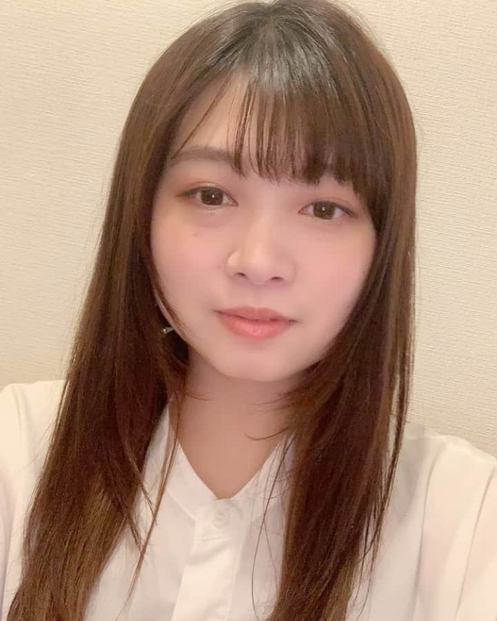 鈴木このみのインスタグラム：「本日4月25日デビュー9周年を迎えました！！！  沢山の方に出会って、その度色んな物を貰って、歌が形になってきたなぁと感じてます。いつも応援してくれて有難う！私も歌で精一杯返していきます。  いよいよ10周年目前。 濃いめの攻め攻めで爆走しますので、よろしくねーっ！  やっぱり雨女でした☔️」