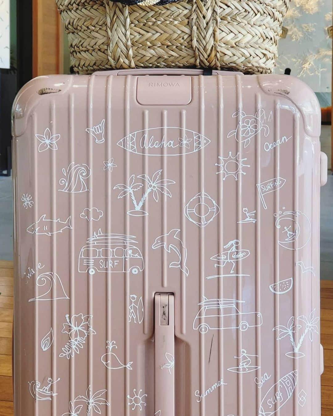 ユリサのインスタグラム：「I think I did a great job this time😏🧳🌊🏖️🌺⛵🌞🏝️🐚🏄‍♂️🐋 #DIY #custom #artsandcrafts #cricut #suitcase #rimowa #hawaii」