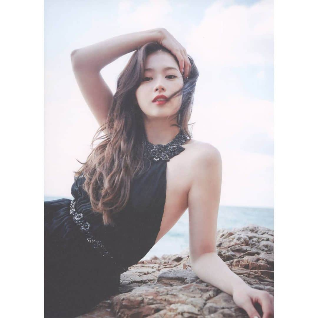 サナさんのインスタグラム写真 - (サナInstagram)「[SCAN] Yes I Am Sana photobook (15) . Cr. Njmsjmdct2 ーーーーーーーーーー Follow > @sana.twice.kr < . @twicetagram #TWICE#트와이스#ONCE#Sana#사나 #Nayeon#나연#Jeongyeon#정연#Momo#모모#Jihyo#지효#Mina#미나#Dahyun#다현#Chaeyoung#채영#Tzuyu#쯔위」4月25日 6時26分 - sana.twice.kr