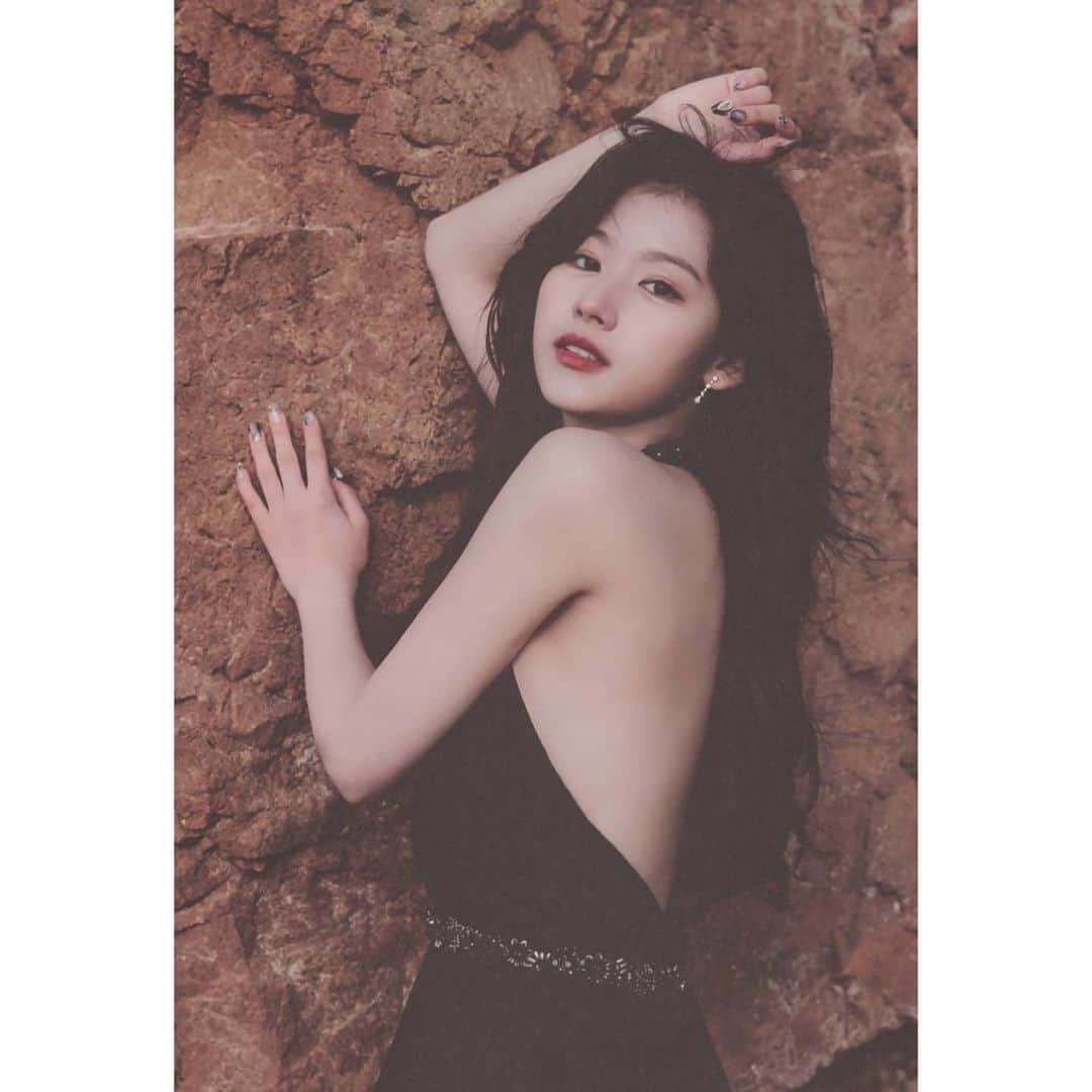 サナさんのインスタグラム写真 - (サナInstagram)「[SCAN] Yes I Am Sana photobook (15) . Cr. Njmsjmdct2 ーーーーーーーーーー Follow > @sana.twice.kr < . @twicetagram #TWICE#트와이스#ONCE#Sana#사나 #Nayeon#나연#Jeongyeon#정연#Momo#모모#Jihyo#지효#Mina#미나#Dahyun#다현#Chaeyoung#채영#Tzuyu#쯔위」4月25日 6時26分 - sana.twice.kr