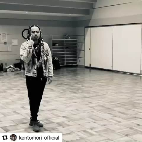 あみこのインスタグラム：「KENTOさんしか持っていないモノを吸収できる。  KENTO MORI dance is 1 ACADEMY 4/25 北名古屋市は KENTOさんから直接指導を受ける事ができます！  これは今だけかもしれない…  KENTOさんは今も 挑戦し続けているので、 常に北名古屋市にいられる わけじゃない…  是非一緒に！ 迷ってたら勿体ないですよ|ﾉ ˡ̼̮ ･)ﾋｿﾋｿ  KENTOさんのいる北名古屋市での受講は1回4400円です😊 (北名古屋市のみグッズ販売あり)  岐阜スタジオでの受講は 5500円/月 (1回3300円)、 オンラインでの受講は6600円/月  〒500-8466  岐阜県岐阜市加納本石町３丁目７(岐阜メガドンキホーテすぐ北、ヨコゼキジム2階)  岐阜スタジオは5月まで北名古屋市に 6月からスタート予定です！ お問い合わせお待ちしてます😊  #子供の教育 #ダンス教室 #子供イベント  #誰でもダンス  #誰でも参加ok  #楽しくダンス #楽しくダンスレッスン  #英才教育 #子供習い事 #子供習い事岐阜 #子供習い事愛知  #オンラインレッスン #オフラインレッスン #生徒募集中  #生徒募集  #セルフプロデュース #ダンススタジオ #ダンスレッスン #ダンススクール #愛知 #岐阜」